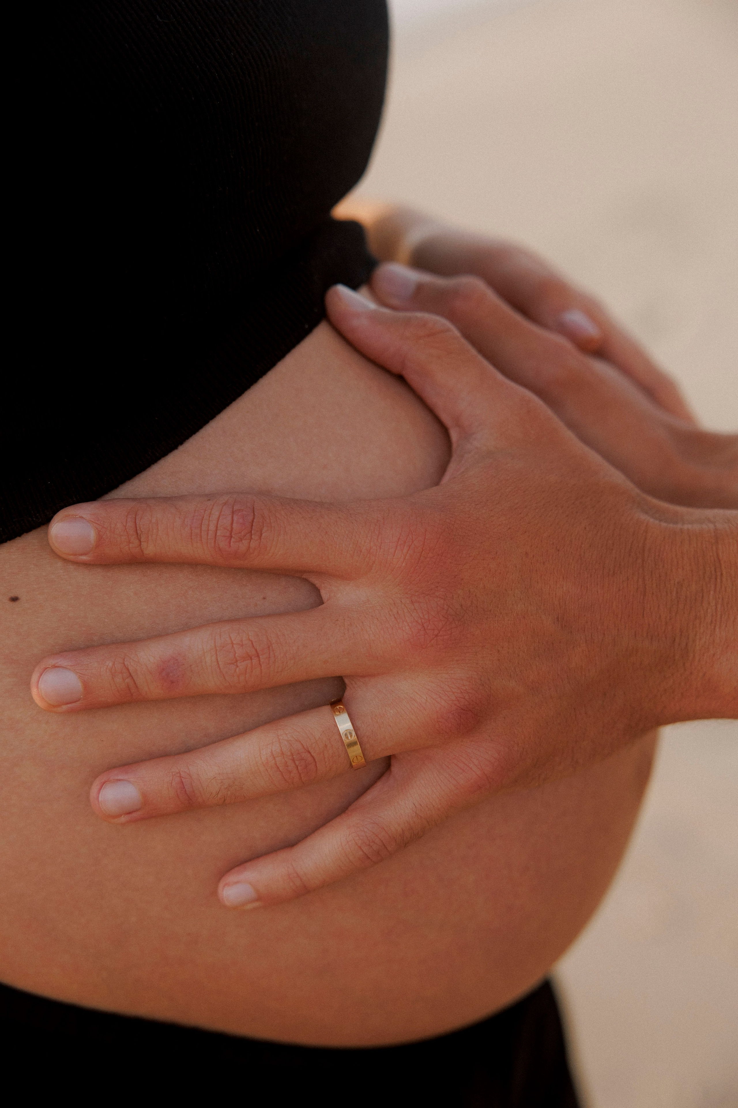 Pregnancy photoshoot near the sea (cloudy weather). Главная