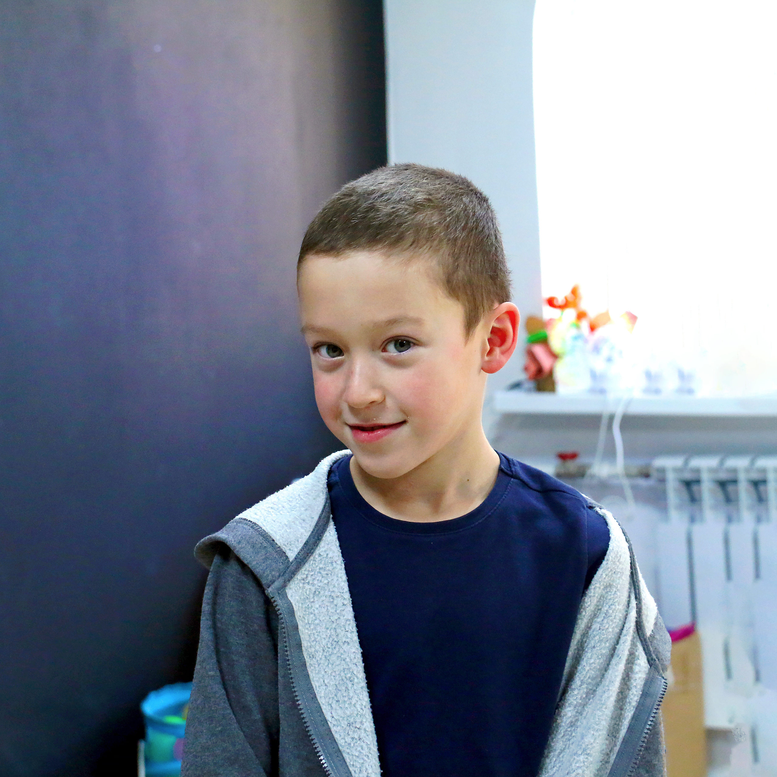 Мальчик удивился, что его фотографируют