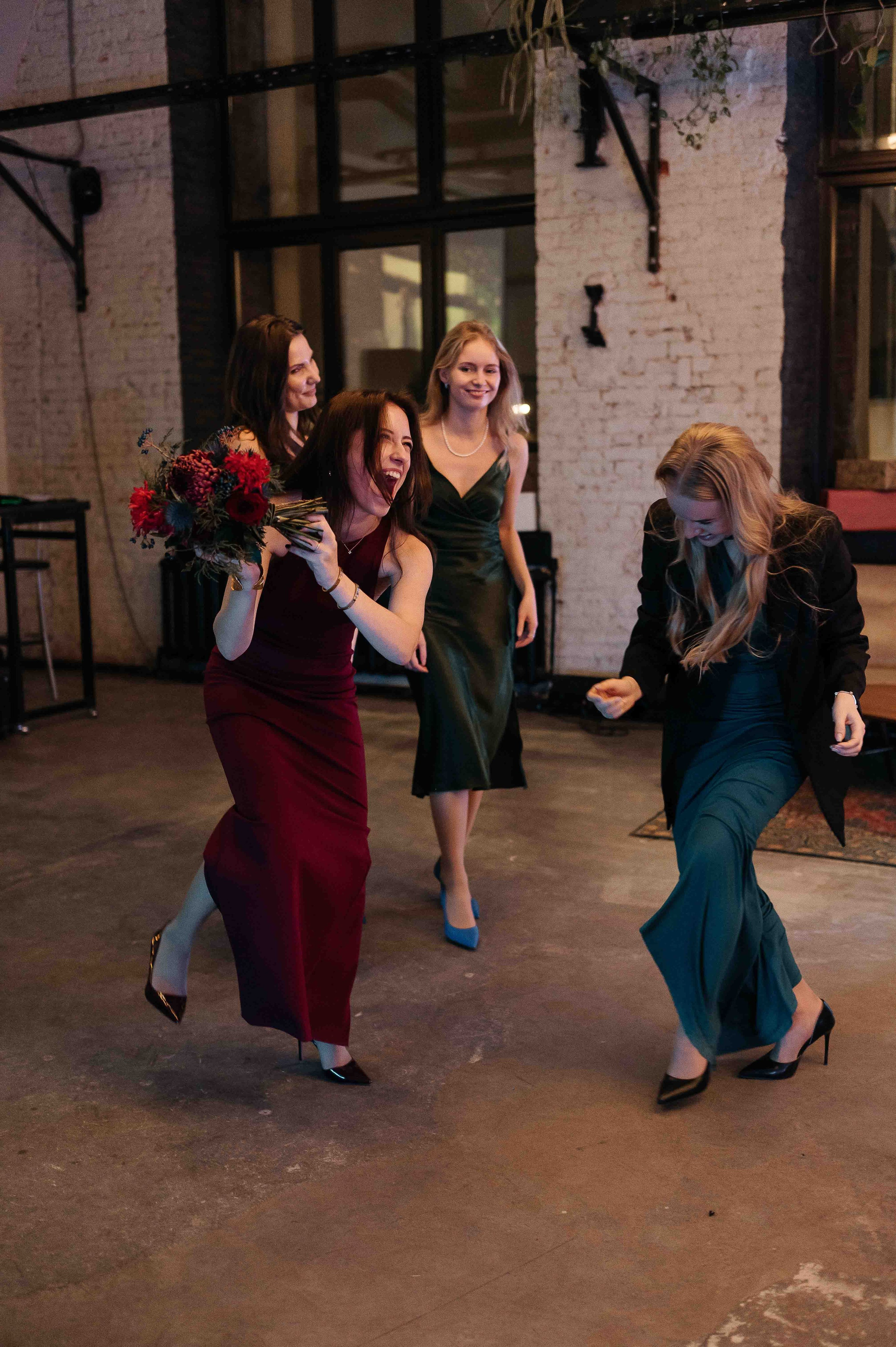 Утро невесты в гостинице. Свадебный и семейный фотограф в Котласе Никита Попов