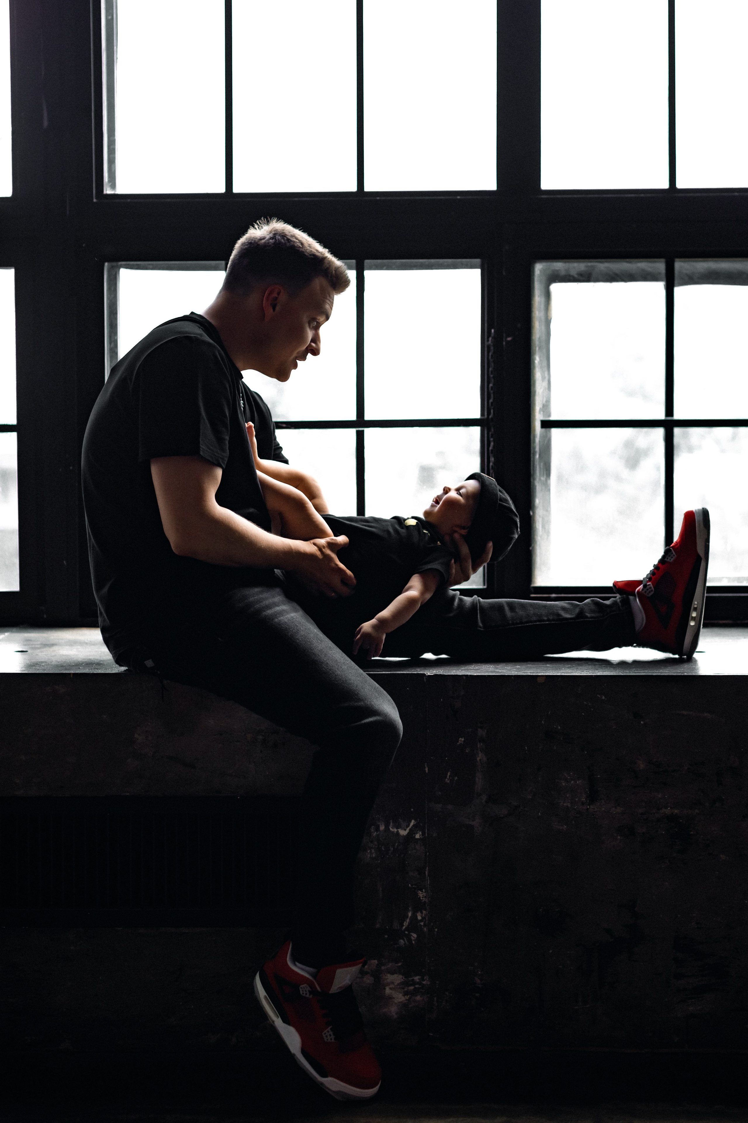 Мартину полгода. Семейная фотосессия в темной студии. Фотограф в Москве Ольга Сатони