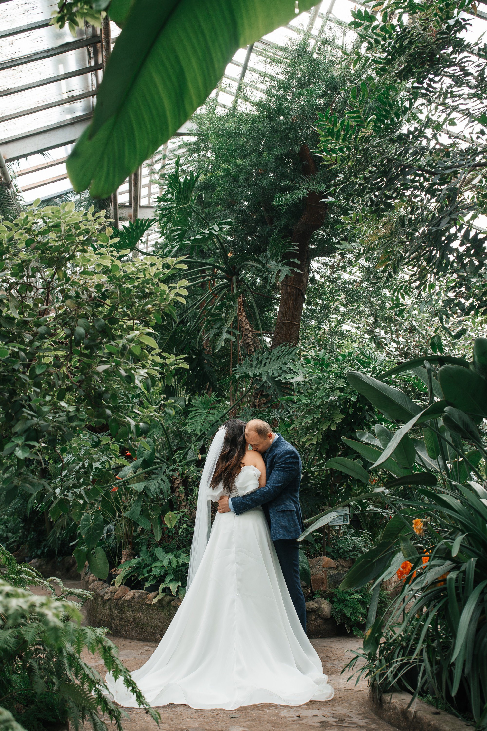 Свадебная фотосессия в оранжерее Ботанического сада им. Цицина. Свадебный и репортажный фотограф-видеограф Москва и Московская область