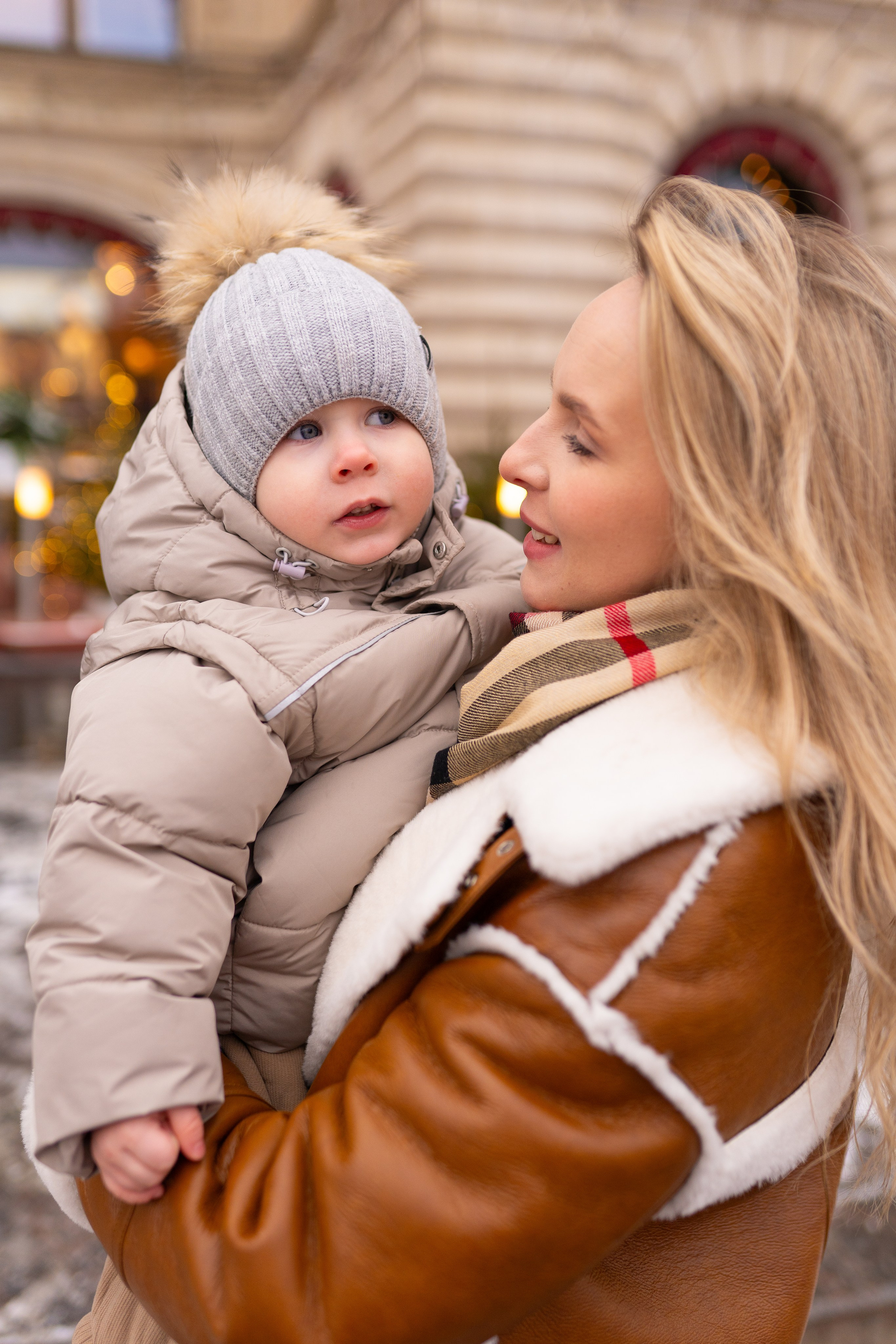 Павел, Егор и Наталия на ГУМ Ярмарке. Свадебный фотограф в Москве Анна Полушина