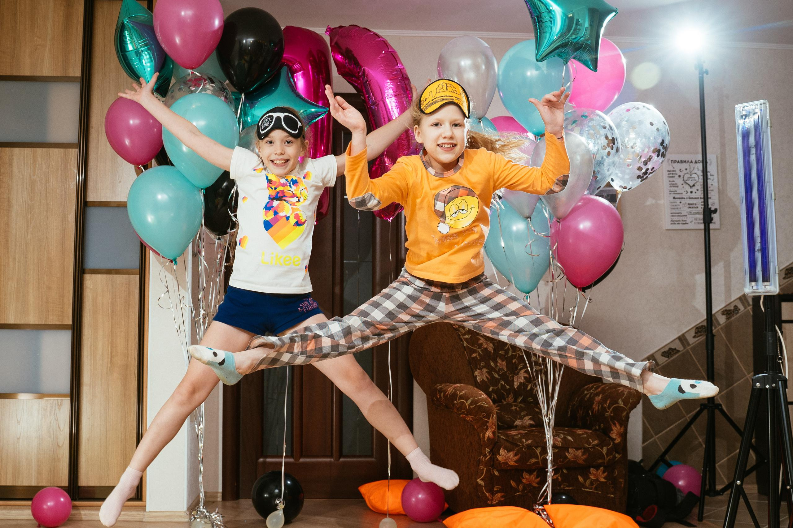 Пижамная вечеринка и нащупай-шоу. Выпускные альбомы для детского сада и школы в Красноярске Мария Русяев