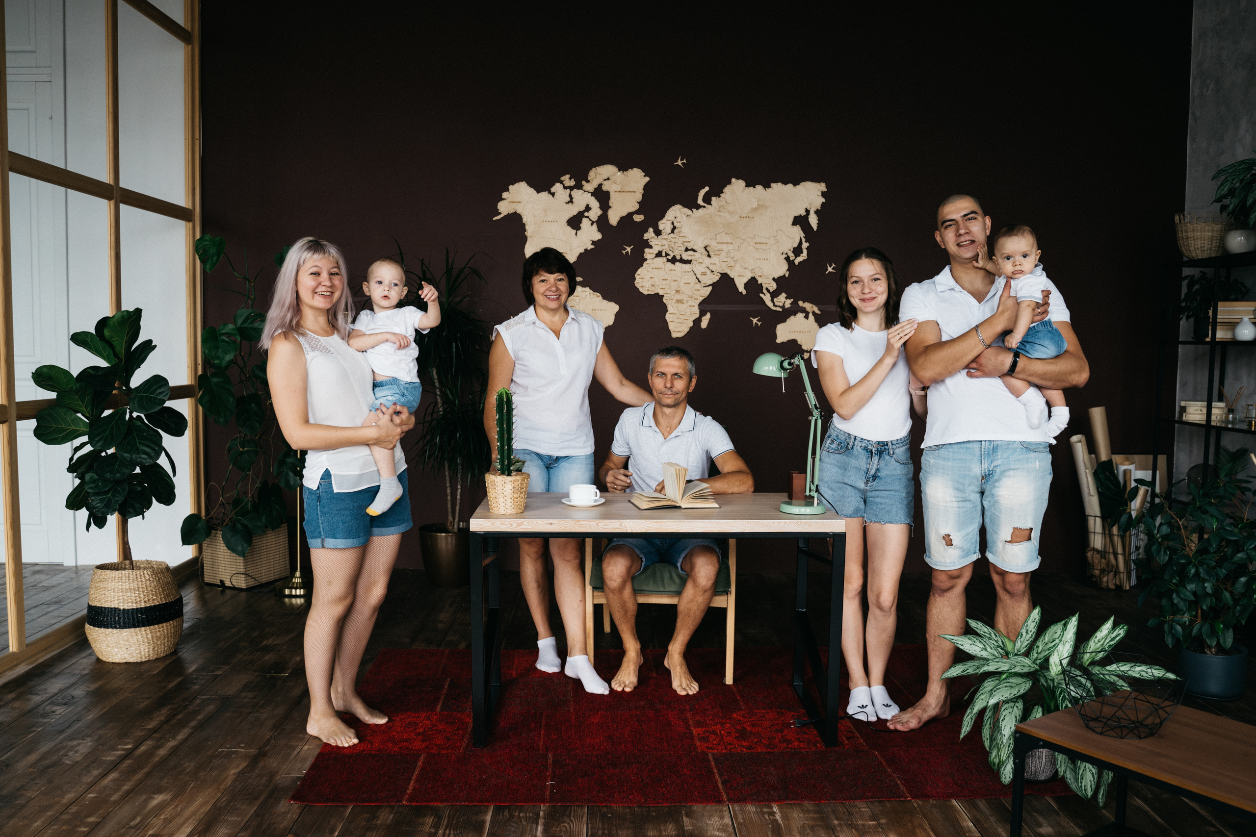 Семейная фотосессия в студии. Выпускные альбомы для детского сада и школы в Красноярске Мария Русяев