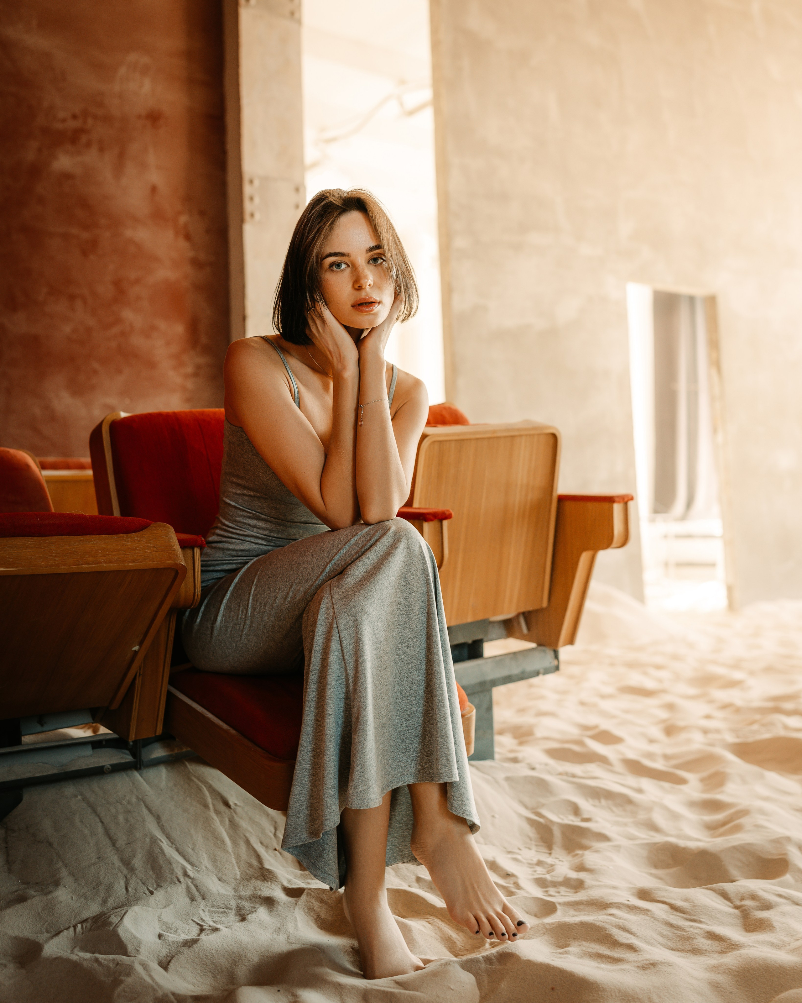 Девушка в фотостудии с песком