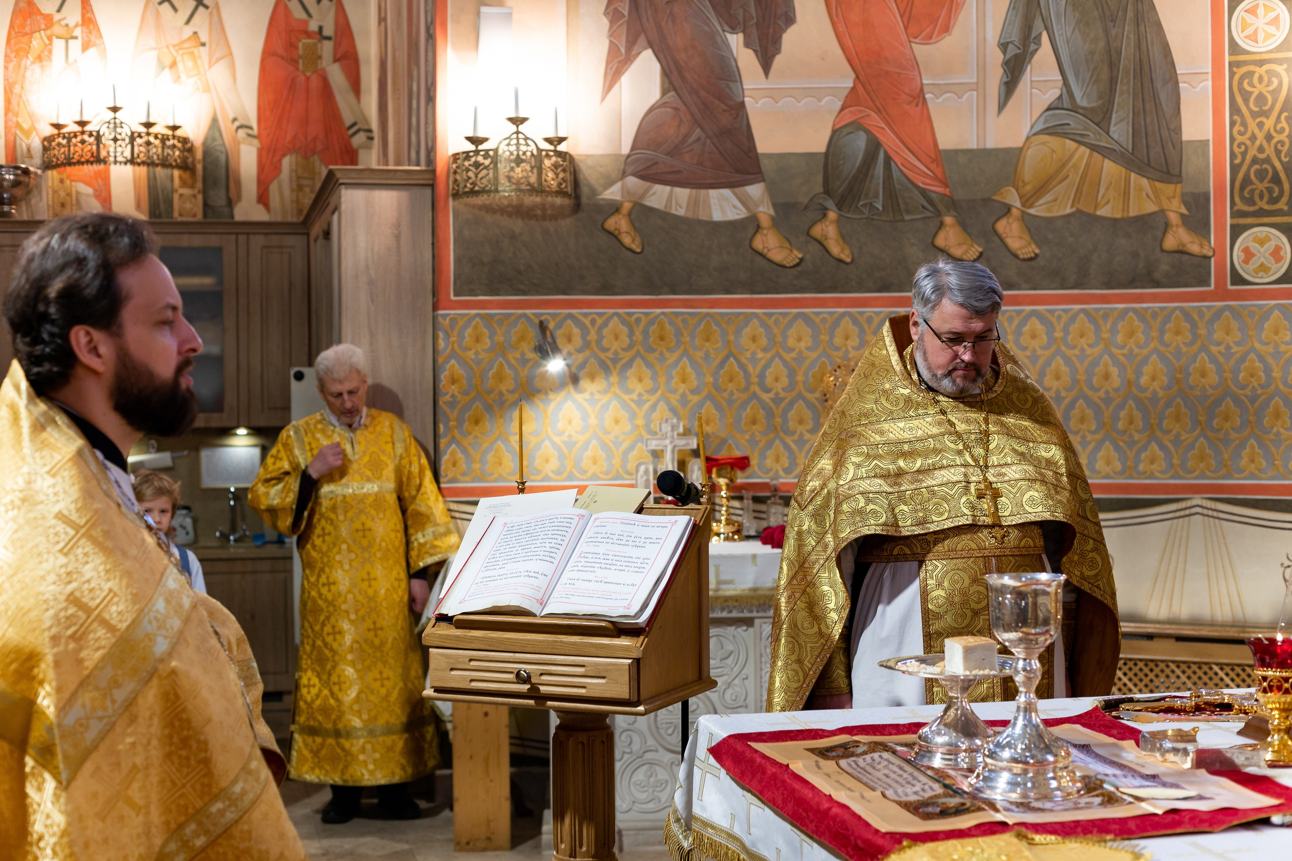 Праздничное богослужение Святителю Николаю 19 декабря. Интерьерный фотограф в Москве Роман Потапов