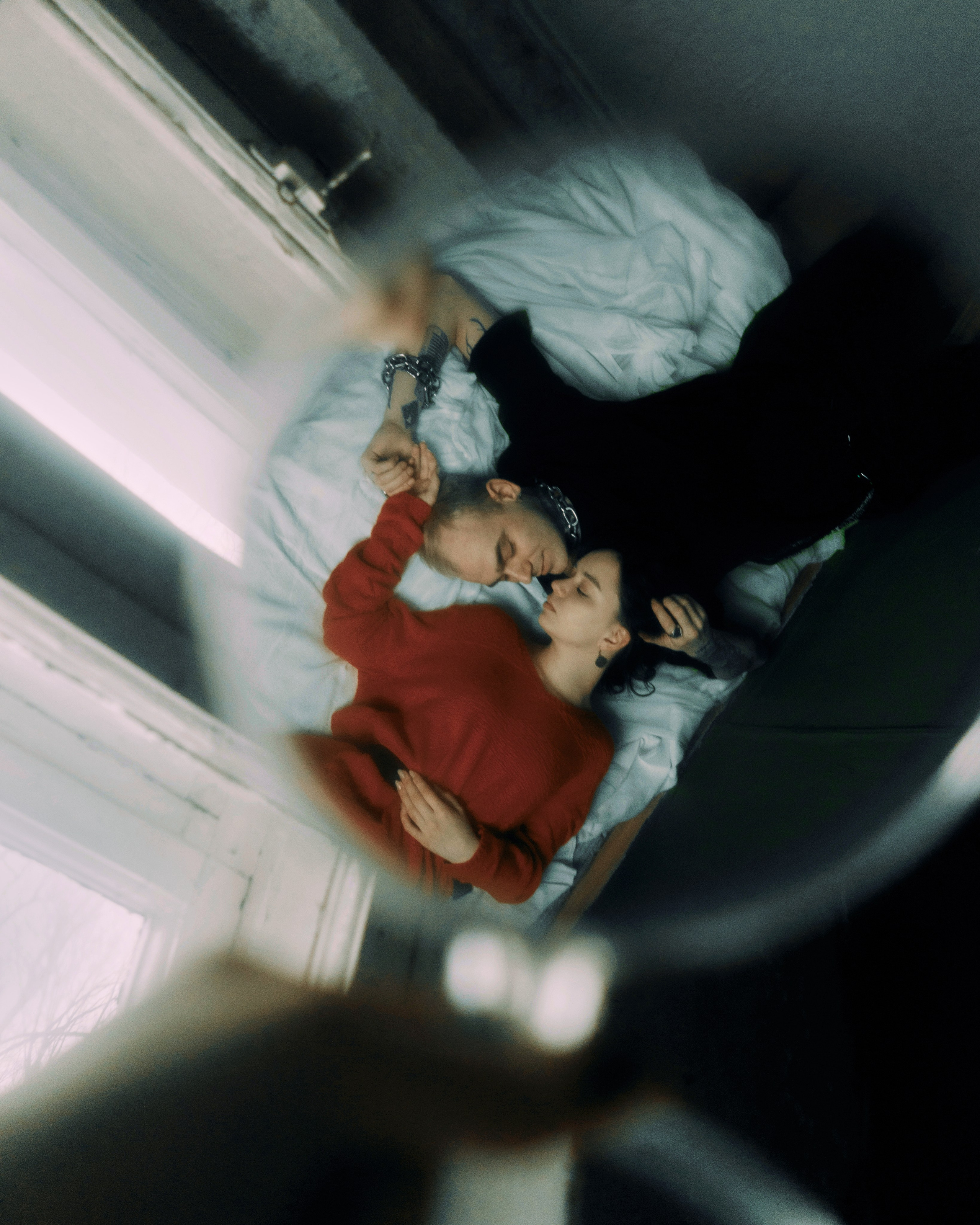 Лав стори в Москве — пара отражается в зеркале, эффект пленки, сюжетная серия, фотосессия для пары, фотограф-художник