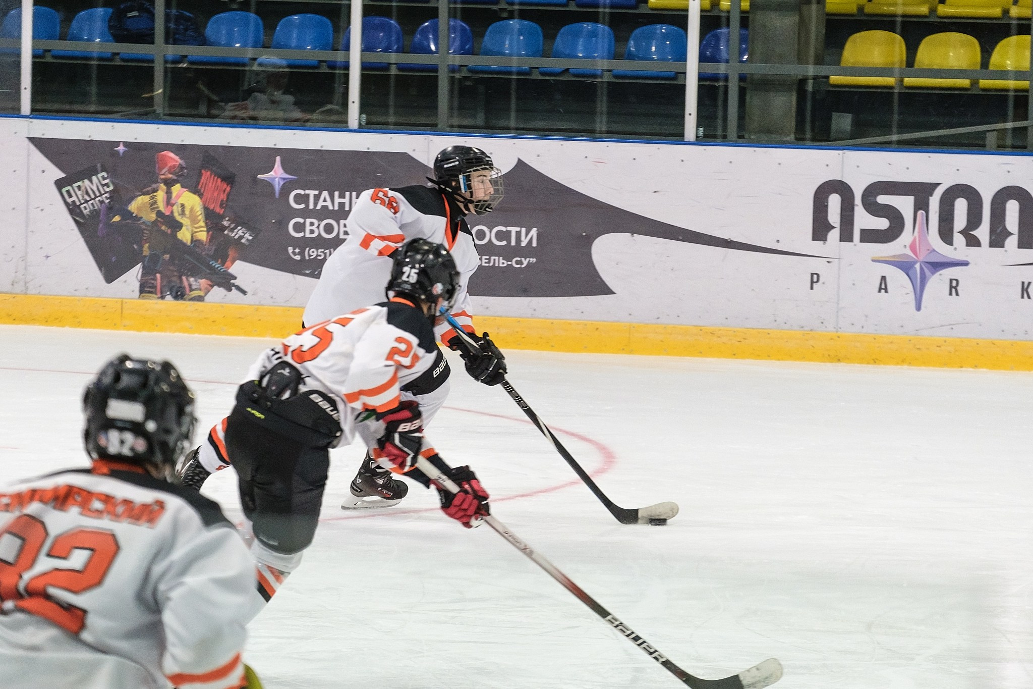 Фотограф Никита Максимов мастерски запечатлел накал страстей на хоккейном поле. Его репортажные снимки передают всю динамику захватывающего поединка между командами "Вымпел-2011" (Междуреченск) и "Ермак" (Ангарск).