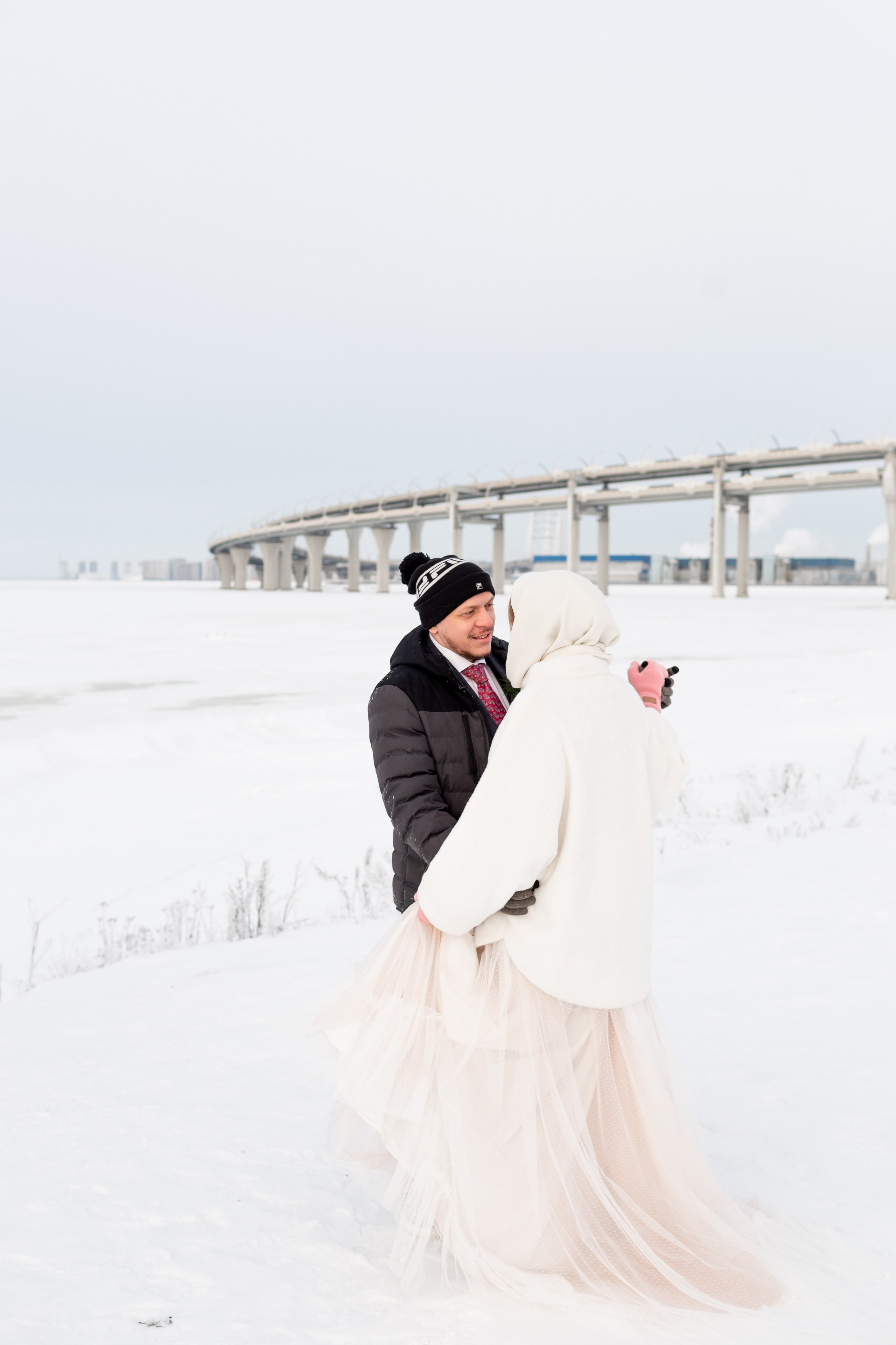 Фотопрогулка зимой для молодожёнов в Санкт-Петербурге