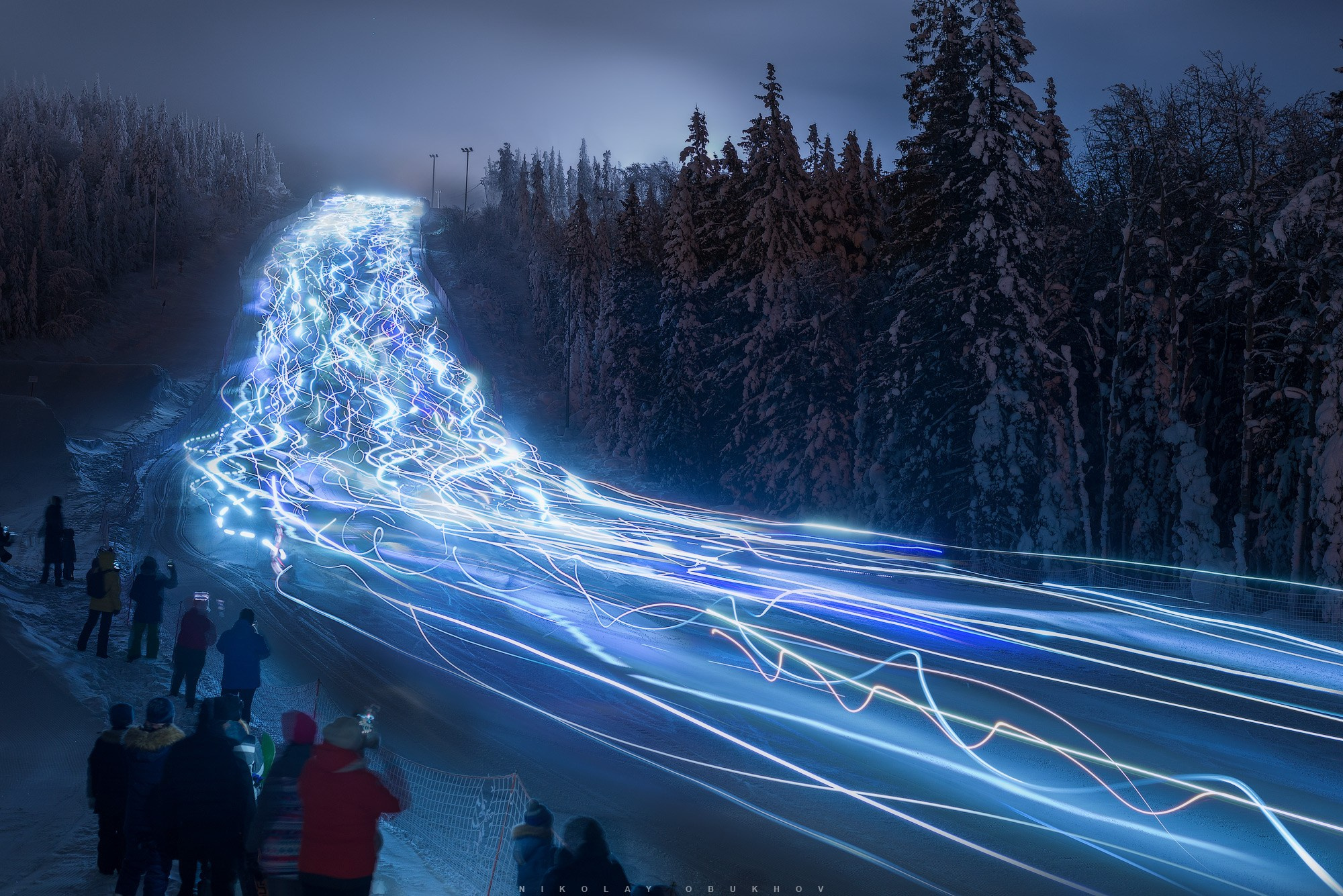 Лавина - массовый спуск горнолыжников и сноубордистов с фонариками на горе Белая.