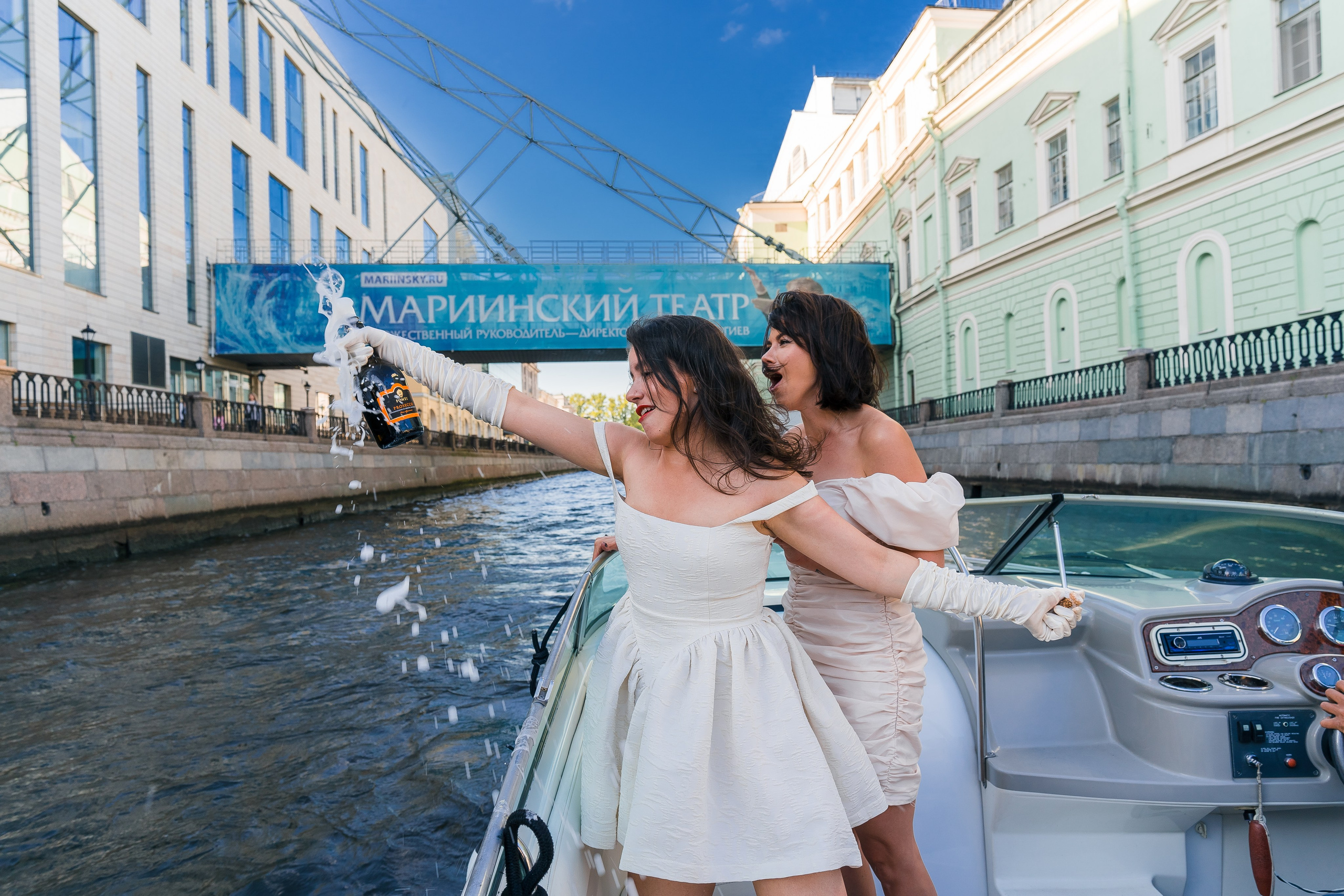 Фотосъемка девичника, встреча девушек, веселые женские портреты