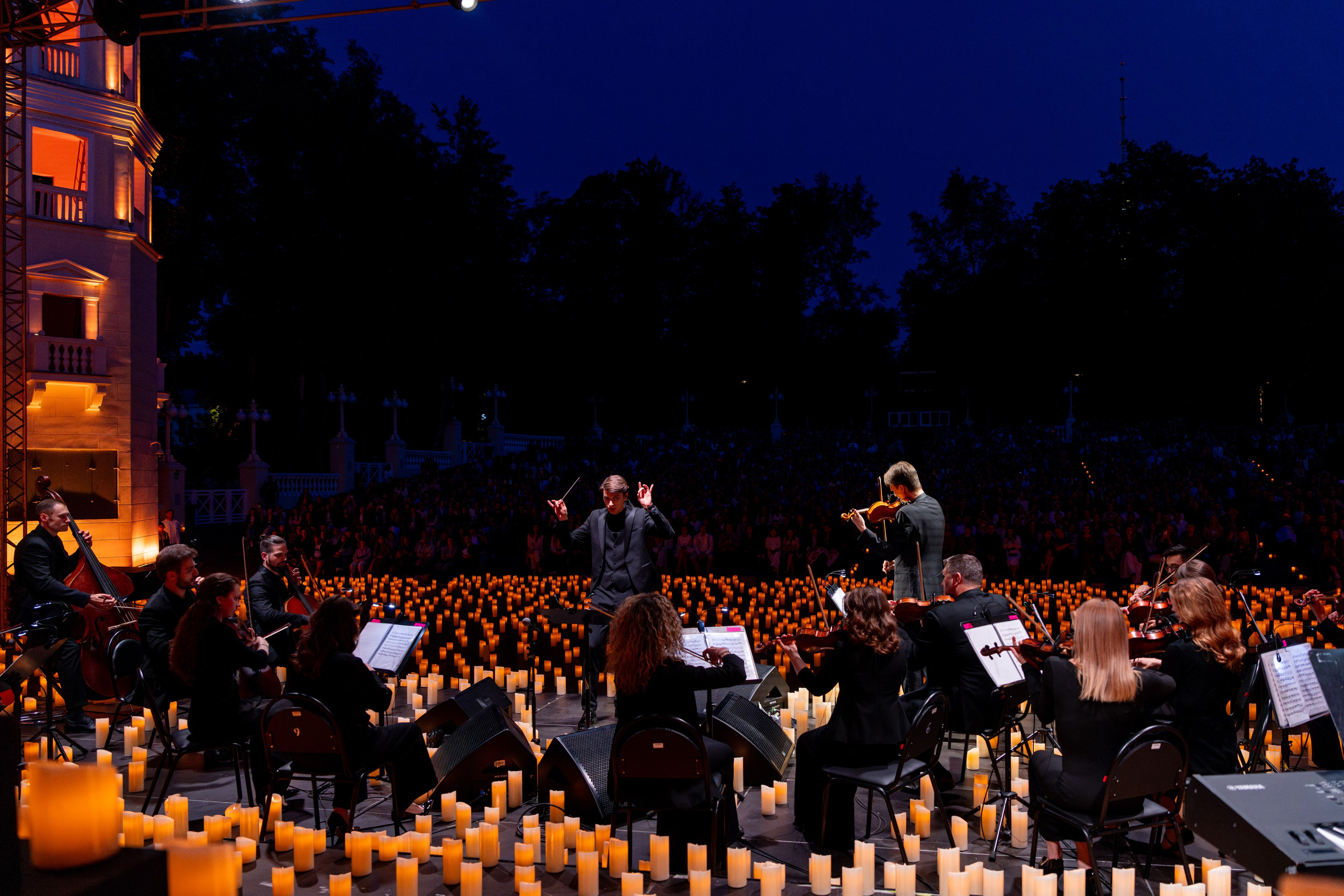 Симфонический оркестр Lumisfera при свечах. Фотограф Никита Комаров