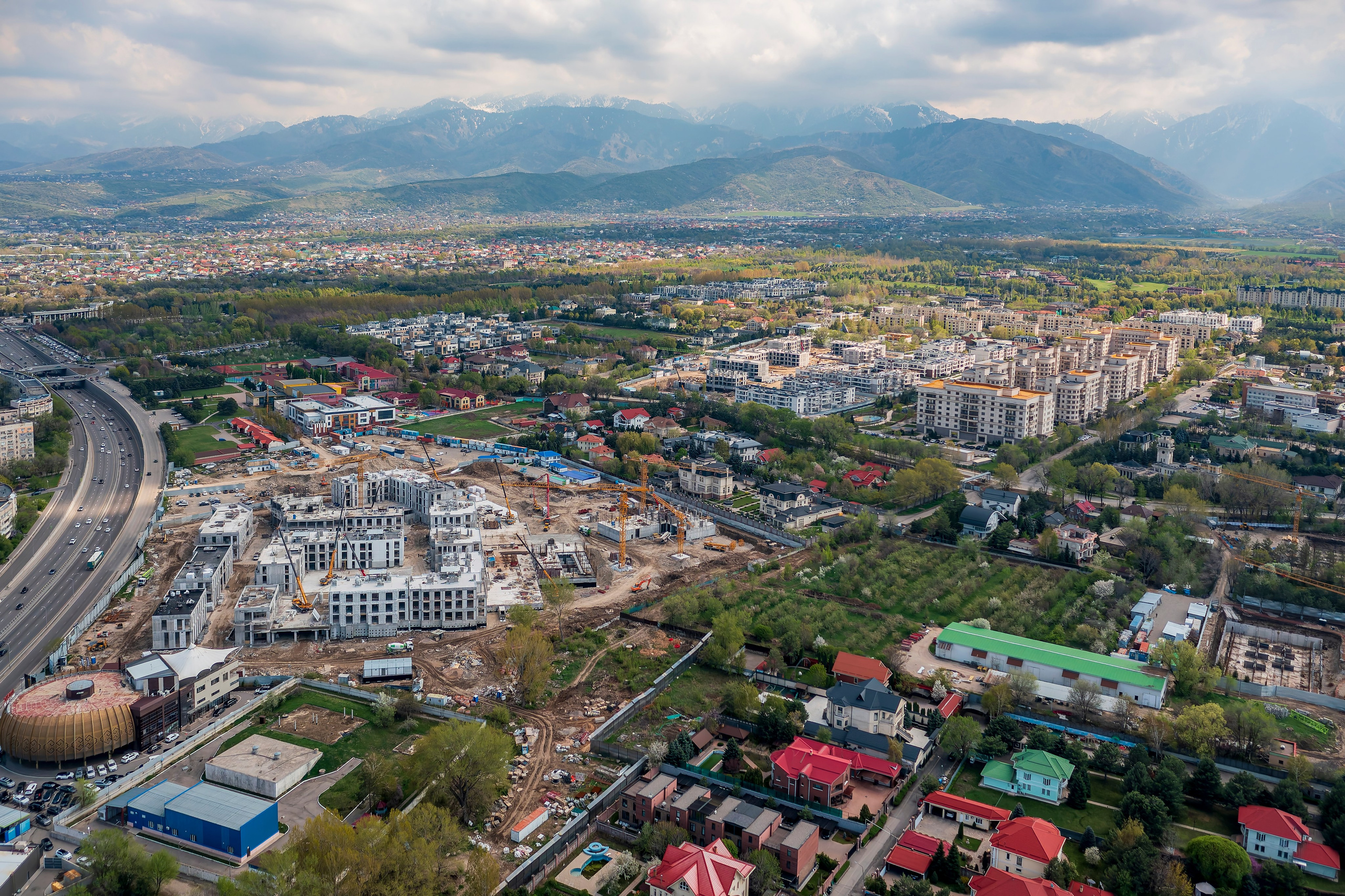 Алматы, ЖК 1st от Bi Group — аэросъёмка на фоне гор, апрель 2026. Интерьерный фотограф Алматы