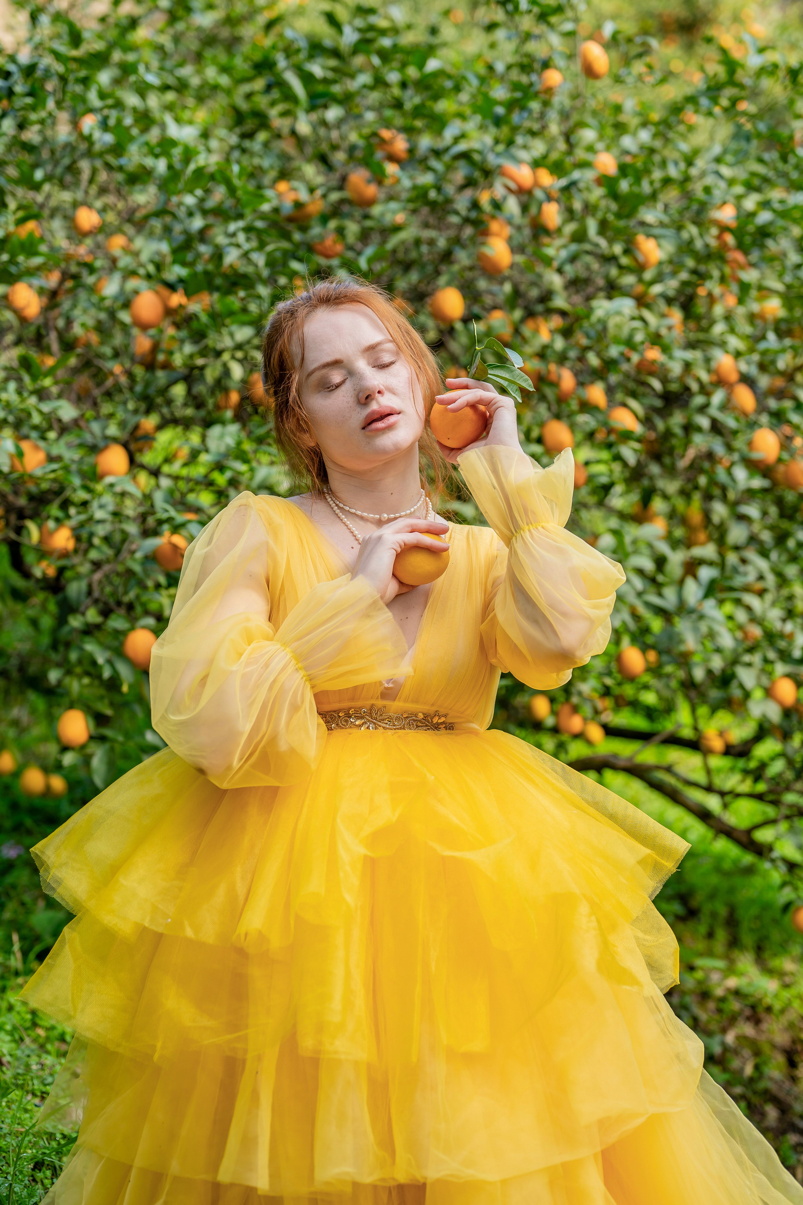 Лена в мимозе Абхазия. Наталья Слесаренко фотограф в Сочи