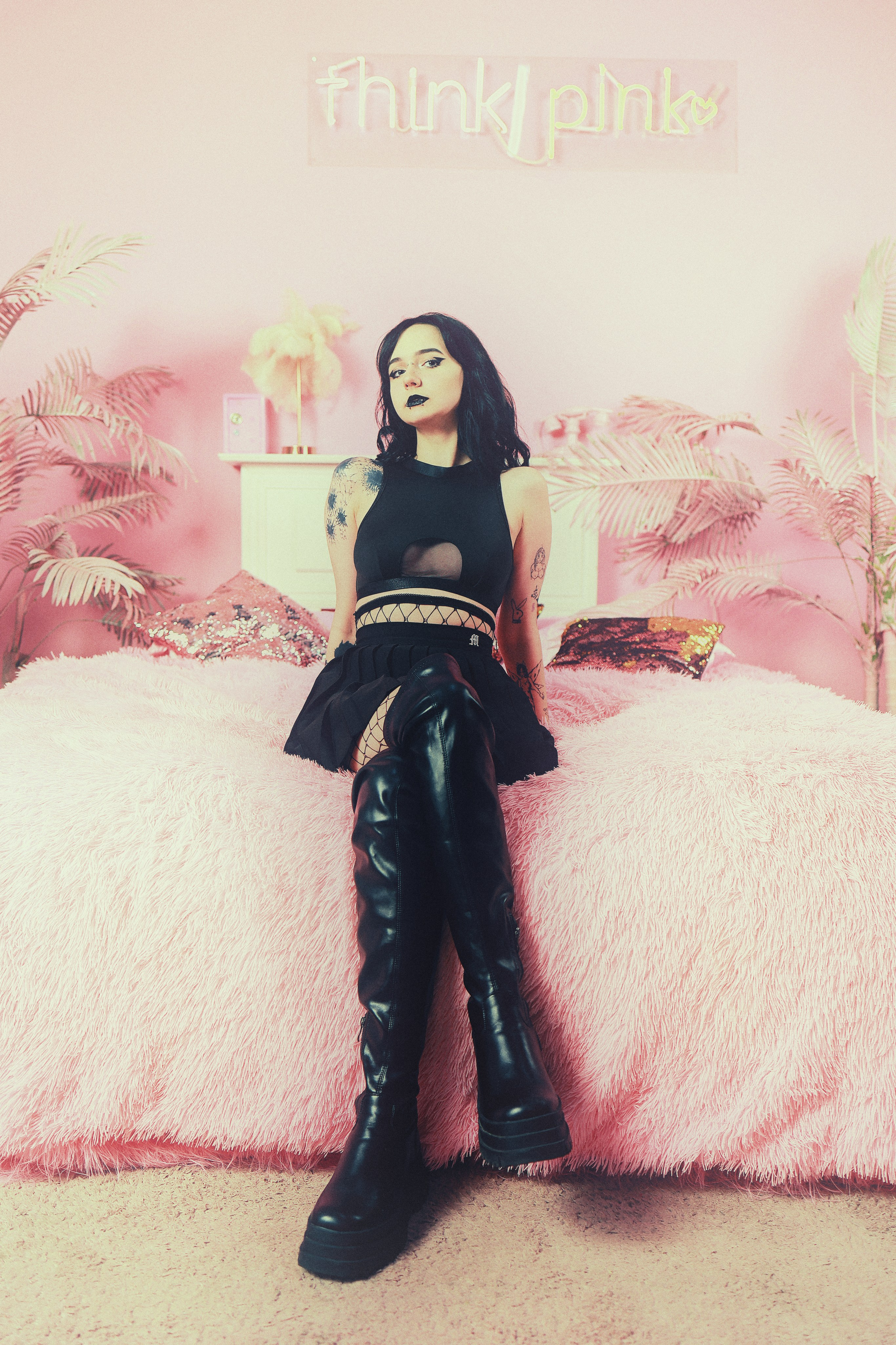 Женская фотосессия в розовой студии