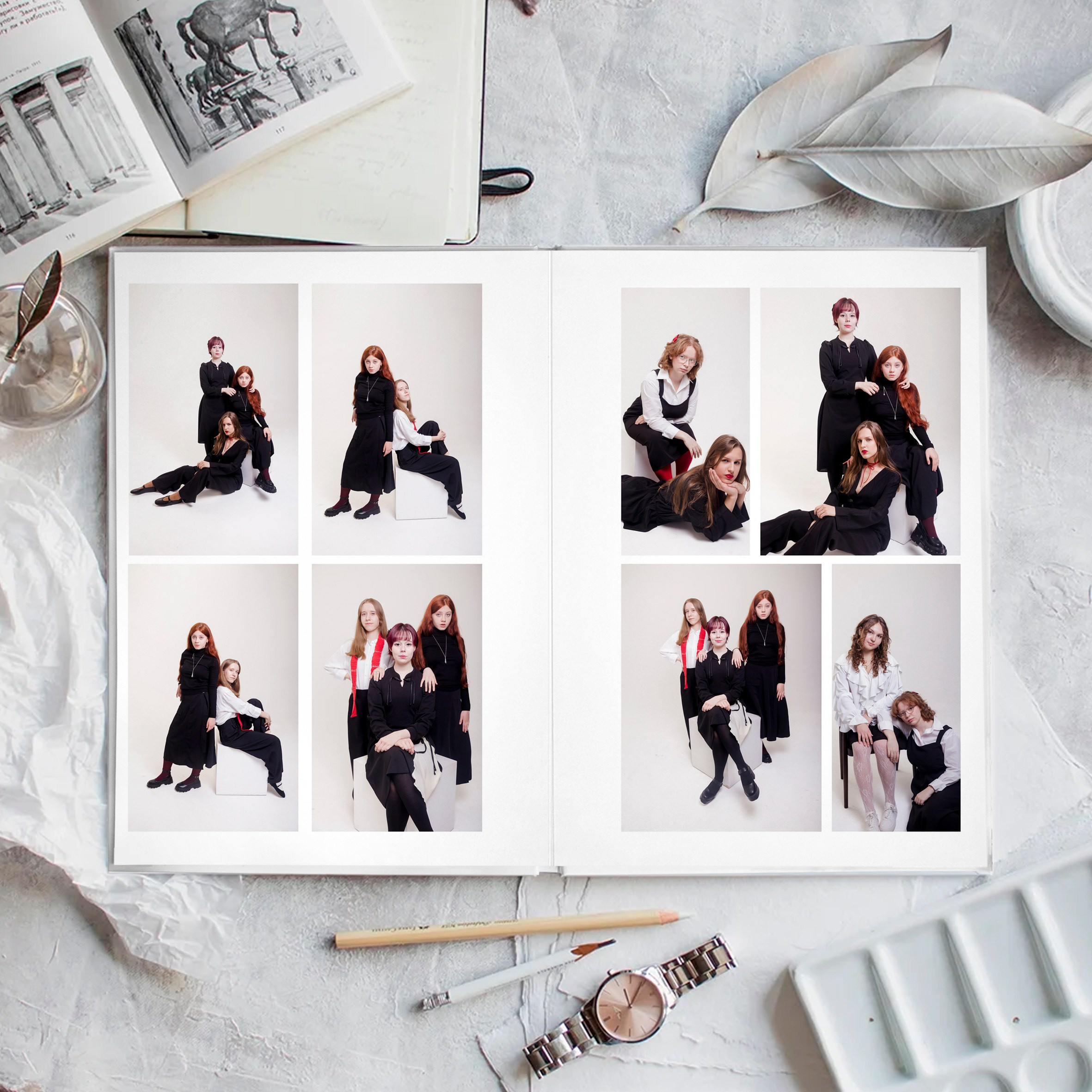 Разворот альбома фото с друзьями.