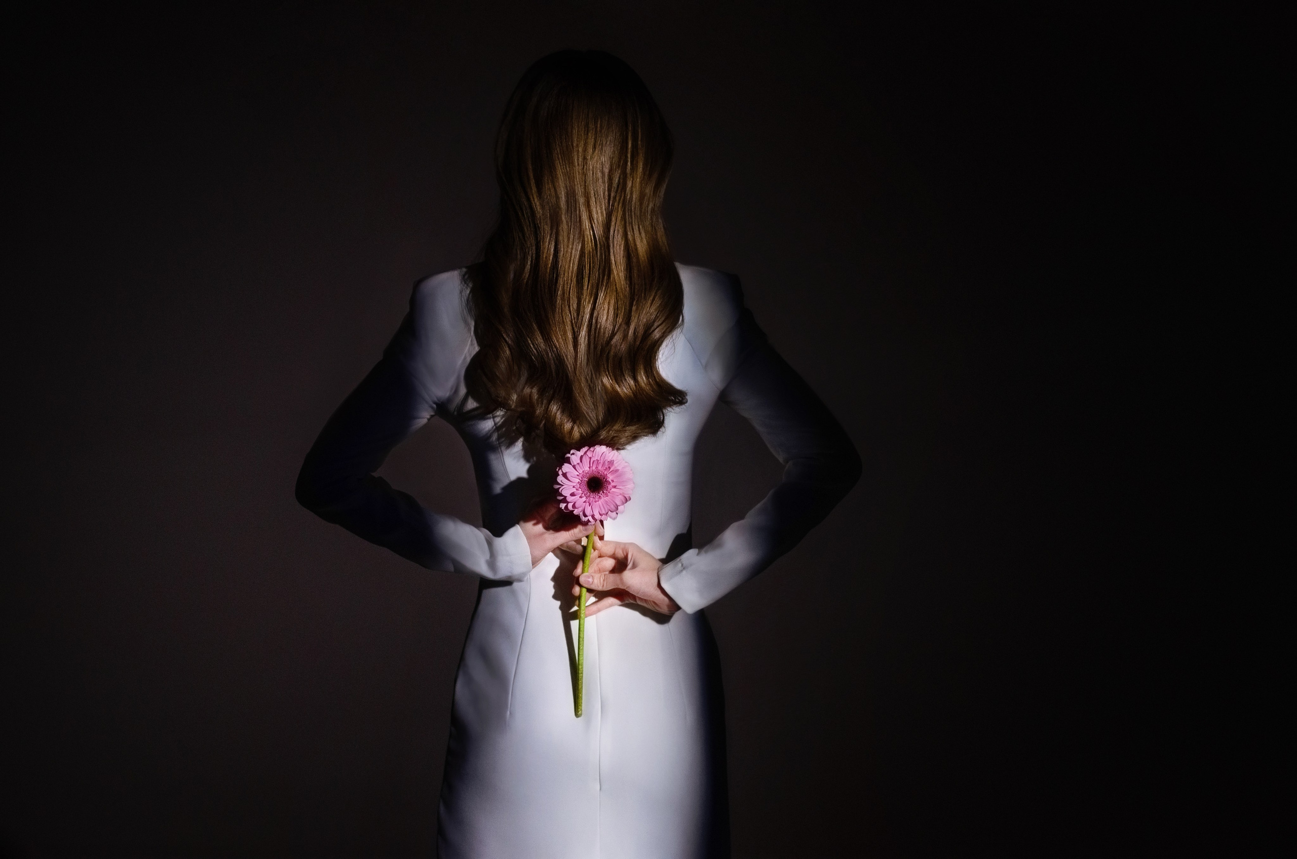 Девушка и цветок. Фотографы для фотосессий в Новосибирске