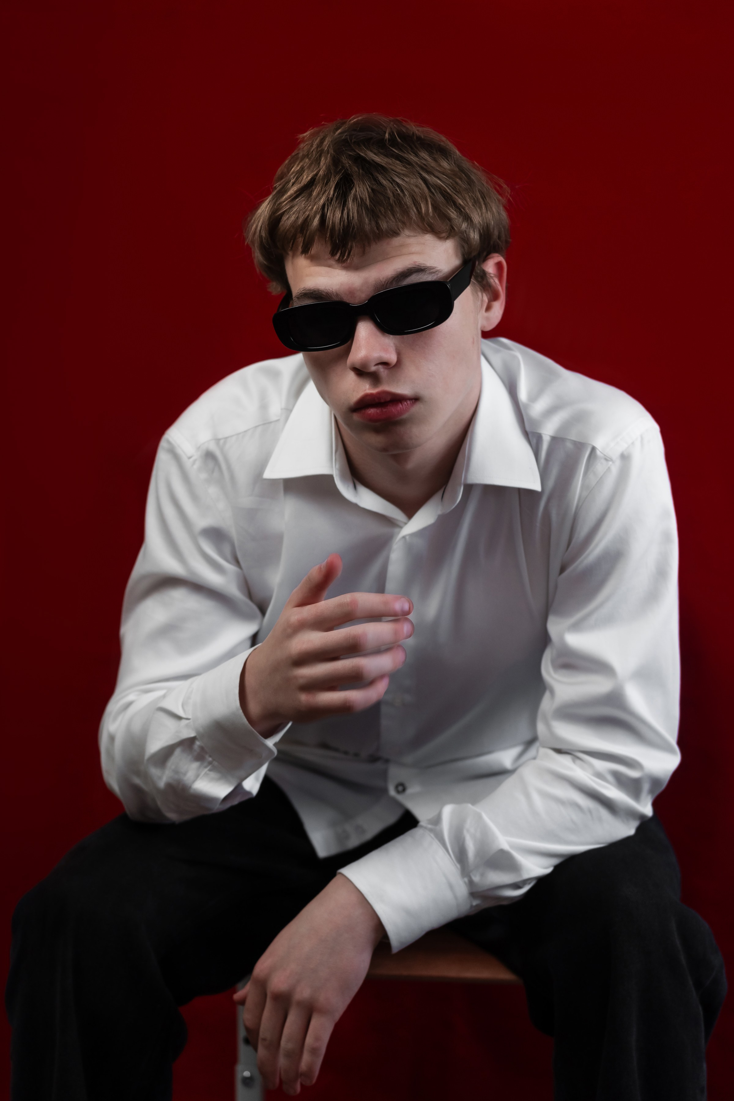 Портреты на красном фоне школа / студия. Ольга Плаксина фотограф в Саратове