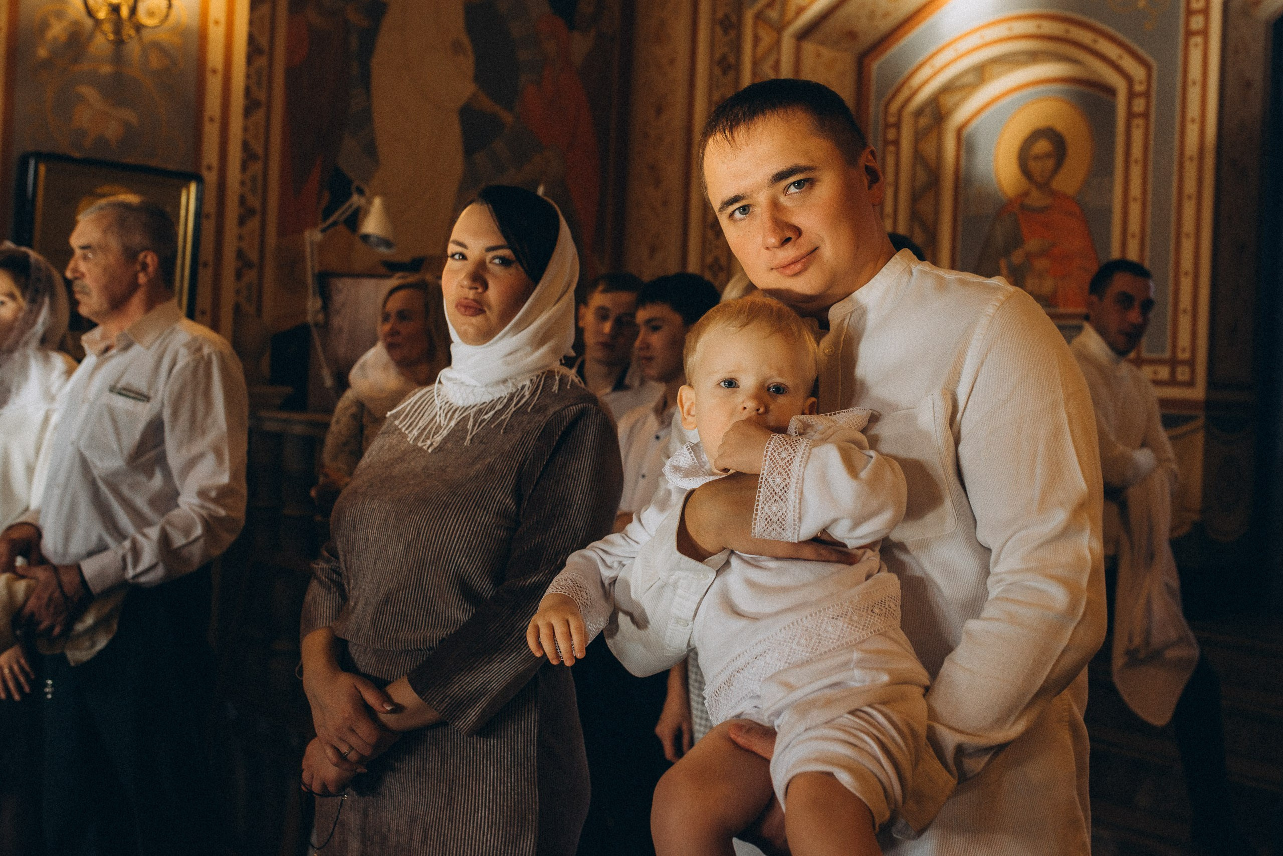 Фотограф Василий Дан — Крестный отец с ребенком и гостями в ожидании начала обряда крещения