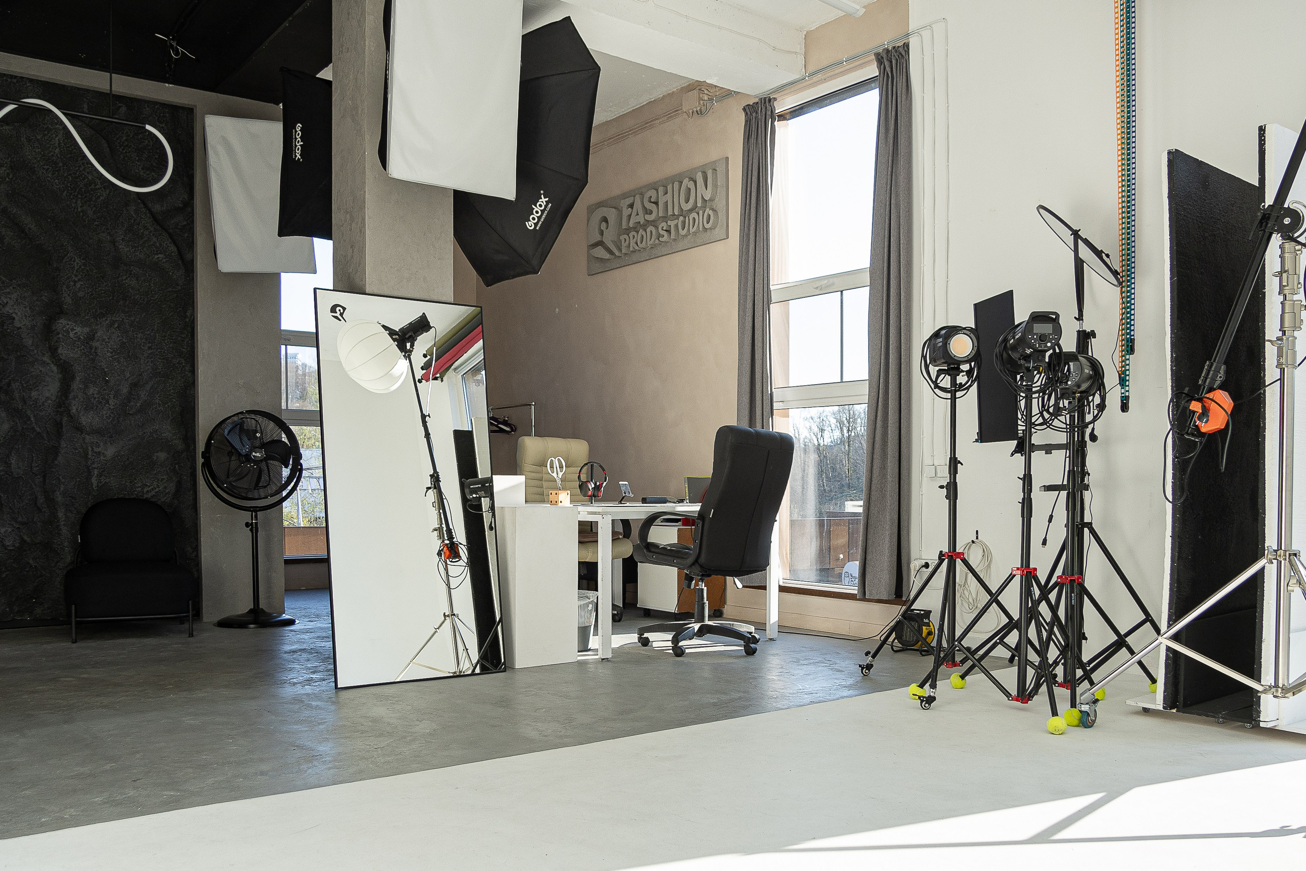 Аренда фотостудия с циклорамой в Сочи — FASHIONprod, 1000 ₽/час. Стрит съемки для маркетплейсов в Сочи | ИИ контент | fashionprod