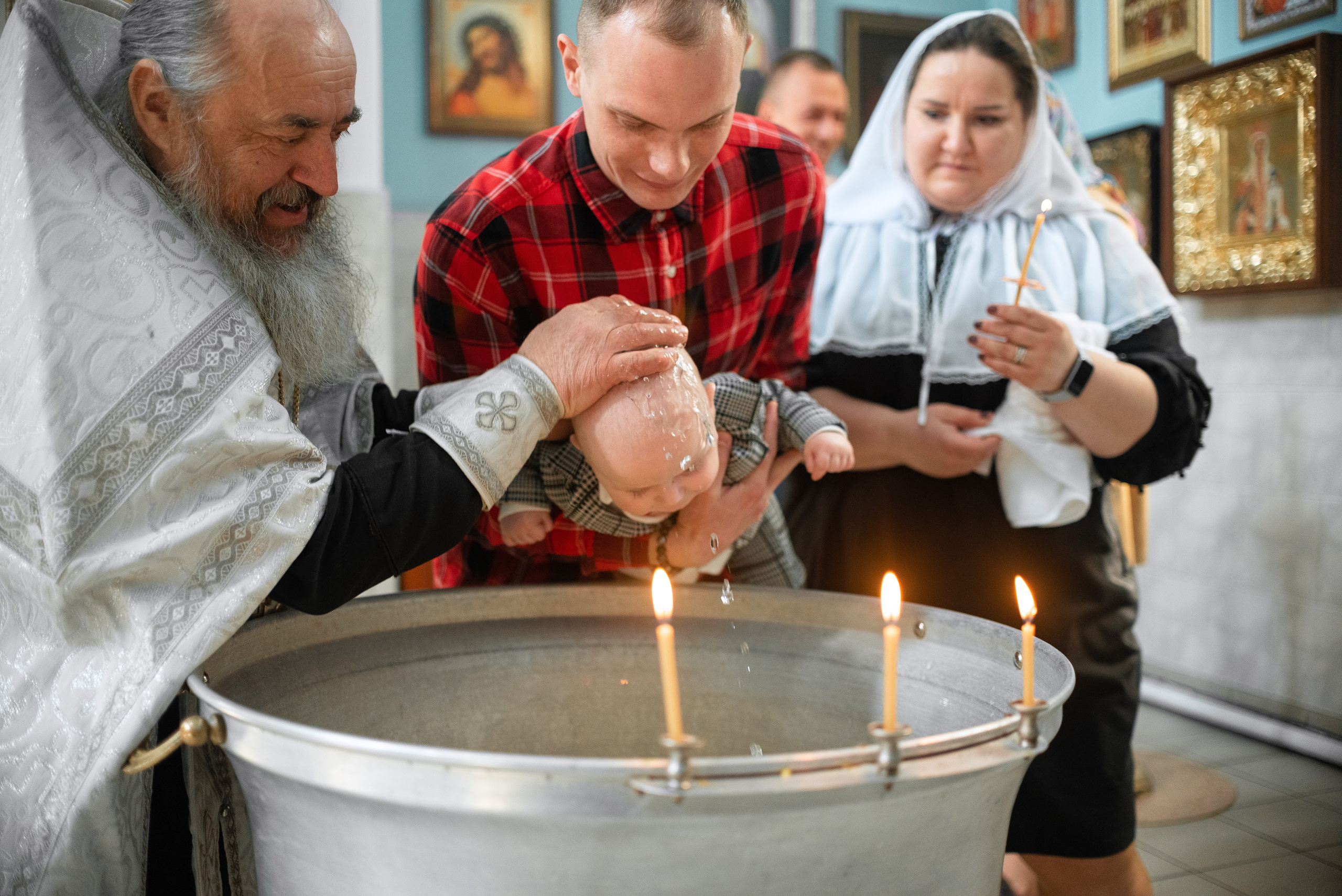 Крещение Ильи в хр.Петра и Павла в Сенице. Семейный фотограф на выписку из роддома и крещение Минск Настя Гришук