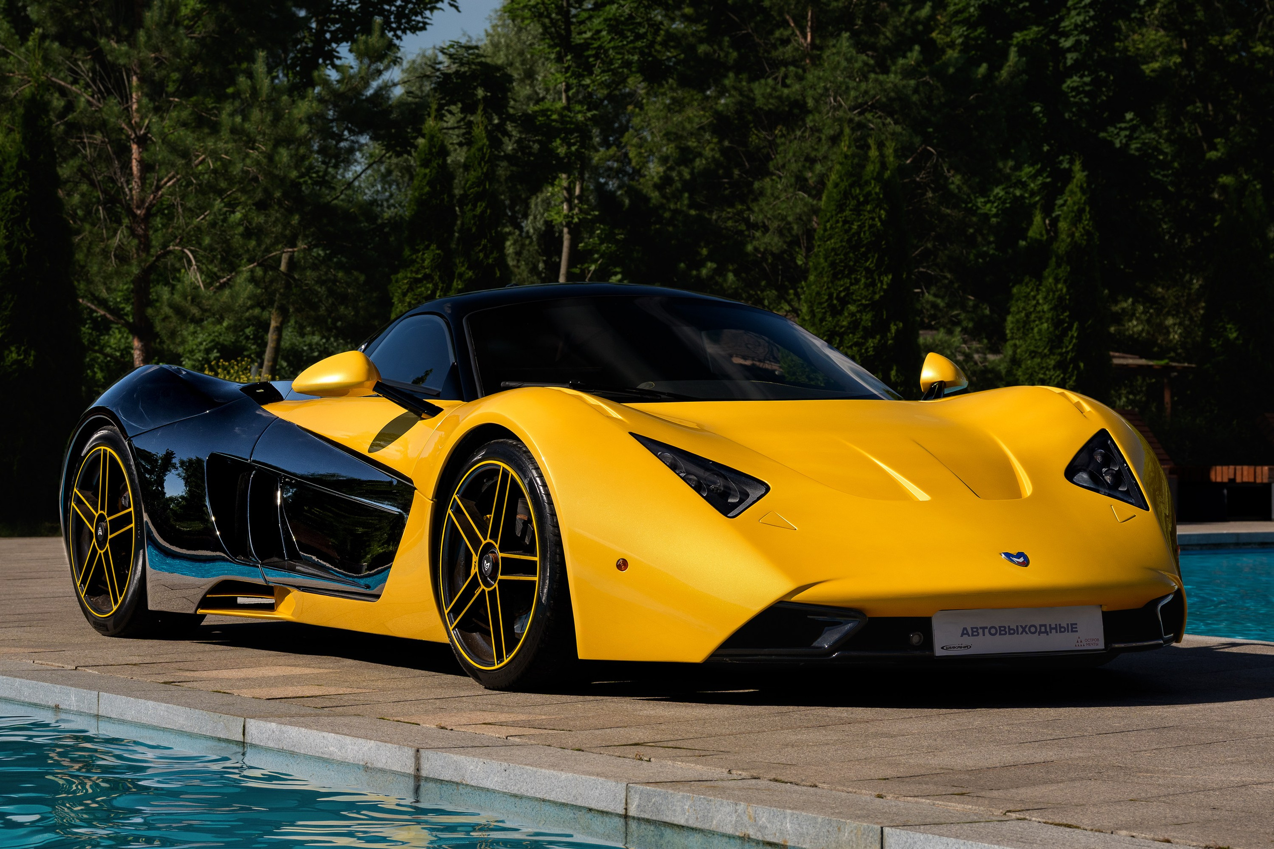Marussia B1 в чёрно-жёлтом цвете у бассейна, фотосъёмка переднего ракурса спорткара