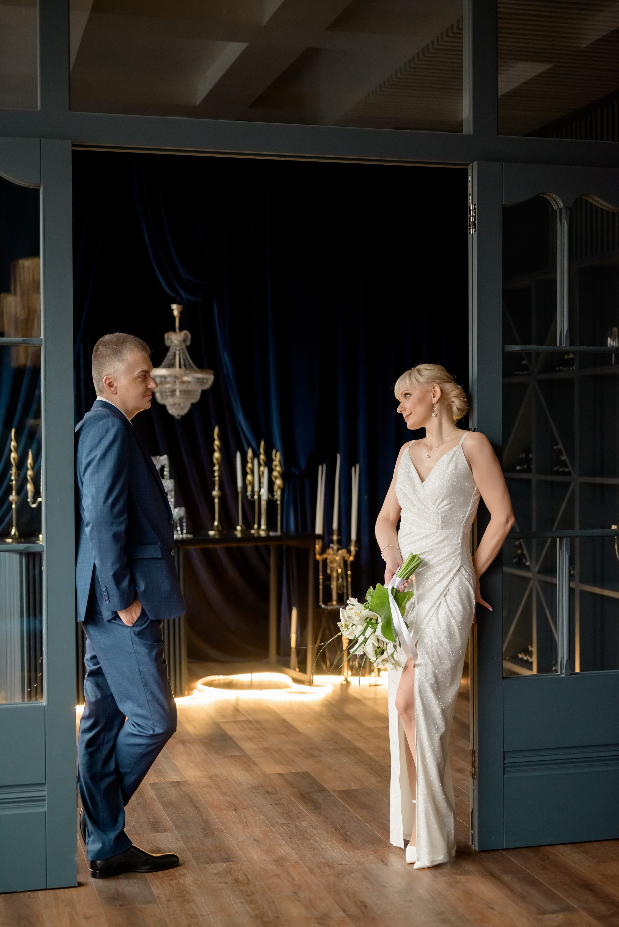 Свадебная фотосессия в синем зале. Юлия Басня семейный и свадебный фотограф в Донецке