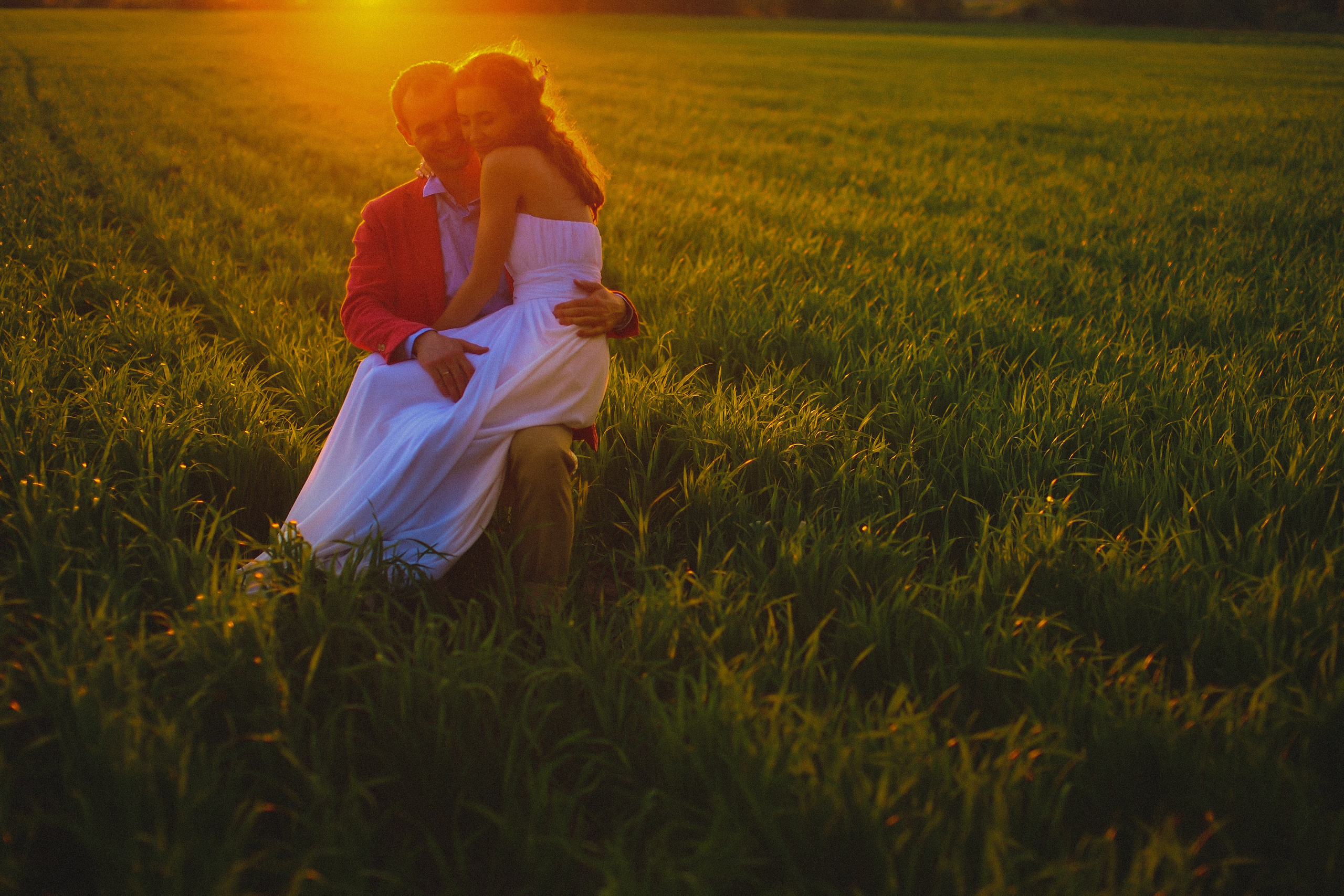 Душевная фотосессия пары в поле. Свадебный и репортажный фотограф в Ярославле и Санкт-Петербурге Роман Микрюков
