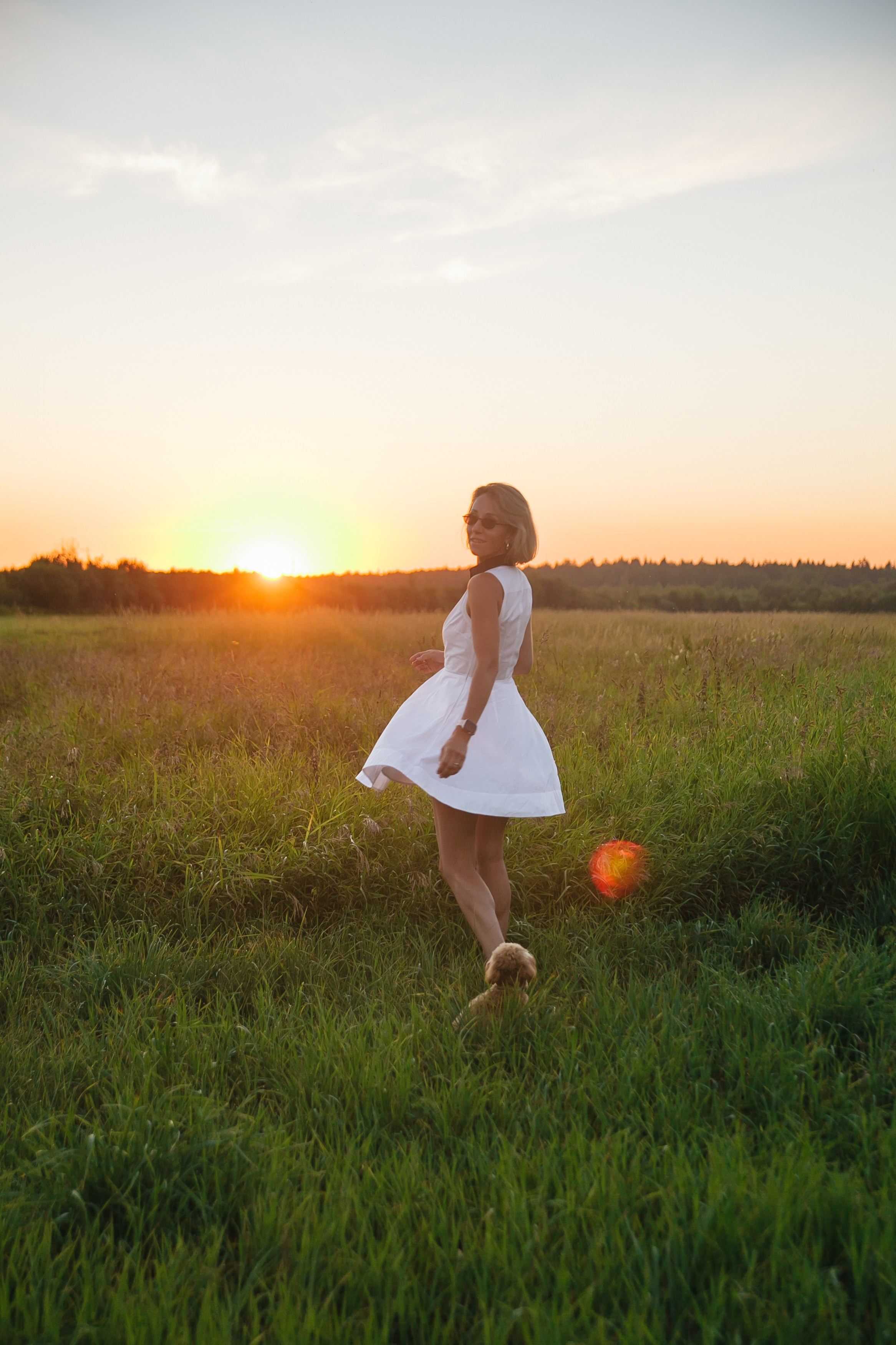 Девушка, закат, собака. Семейный фотограф, свадебный фотограф, женский портрет в Санкт-Петербу