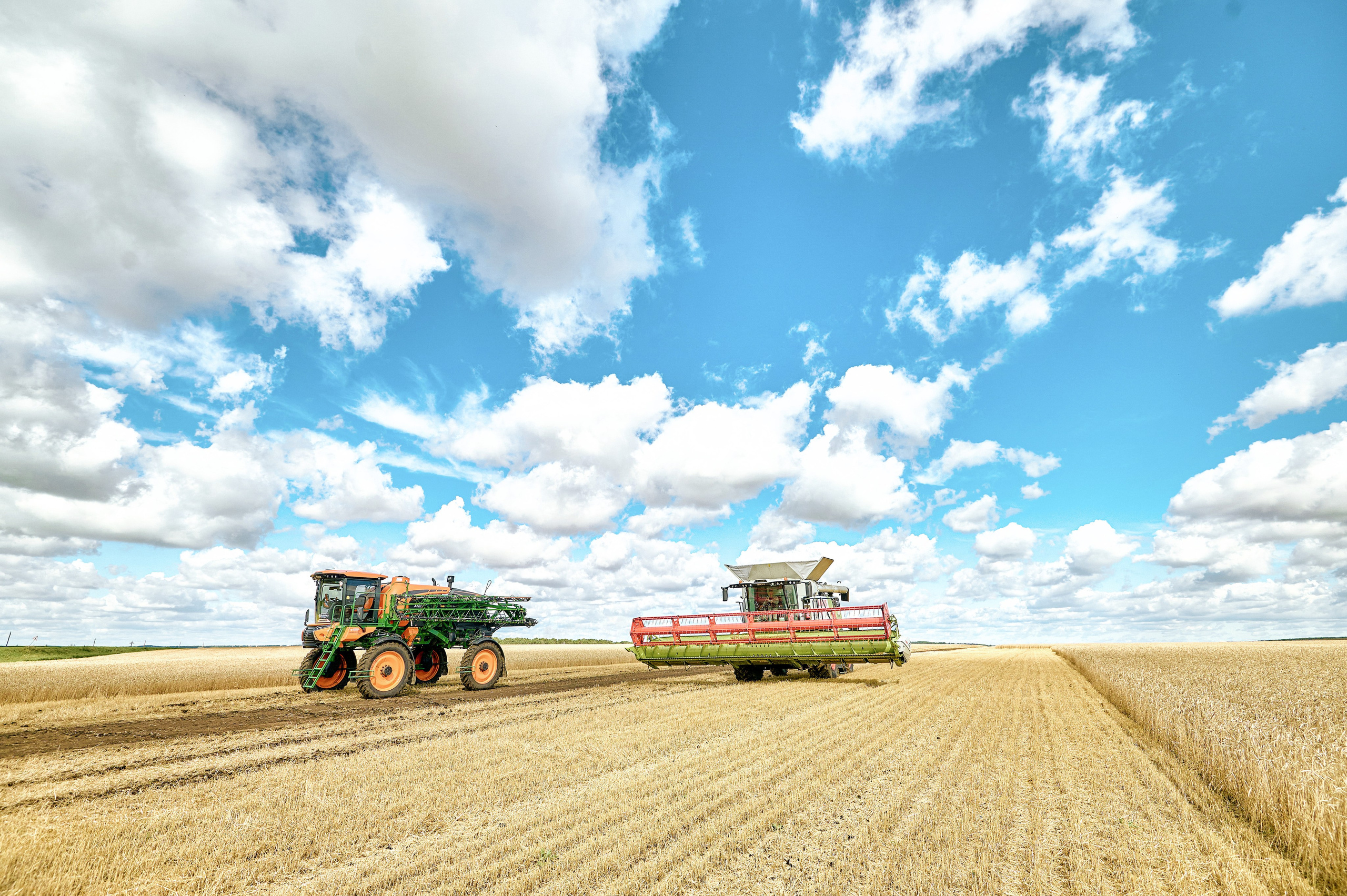Сельхозтехники Галактика — представление в работе близ г. Абакан. Фотограф Яковлев Роман — Красноярск