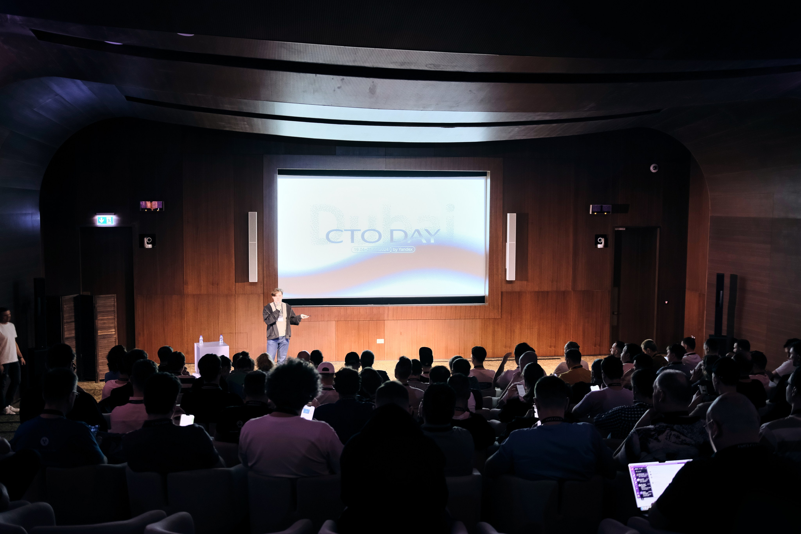Яндекс конференция. Коммерческий, репортажный фотограф в Москве Лейла Мару