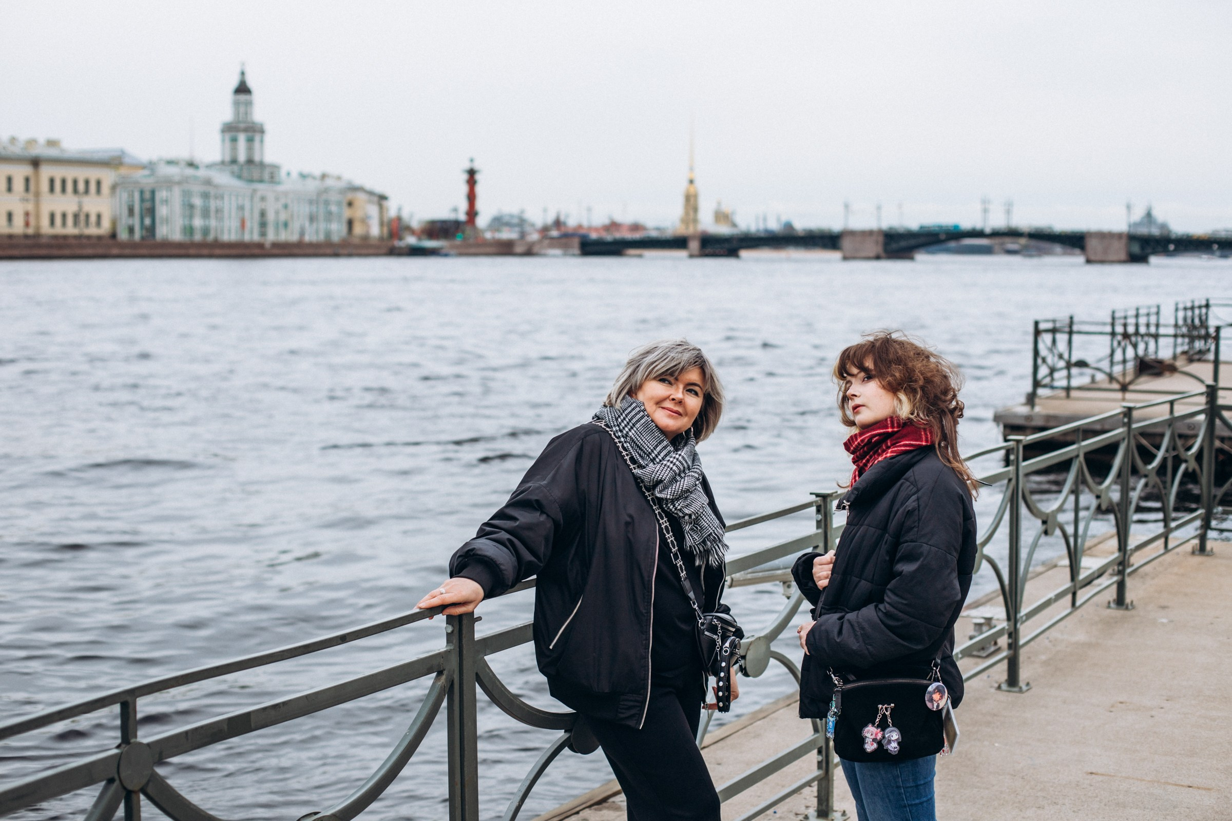 Ольга и Варвара в мае. Фотопрогулка в Петербурге. Индивидуальный и семейный фотограф в Санкт-Петербурге