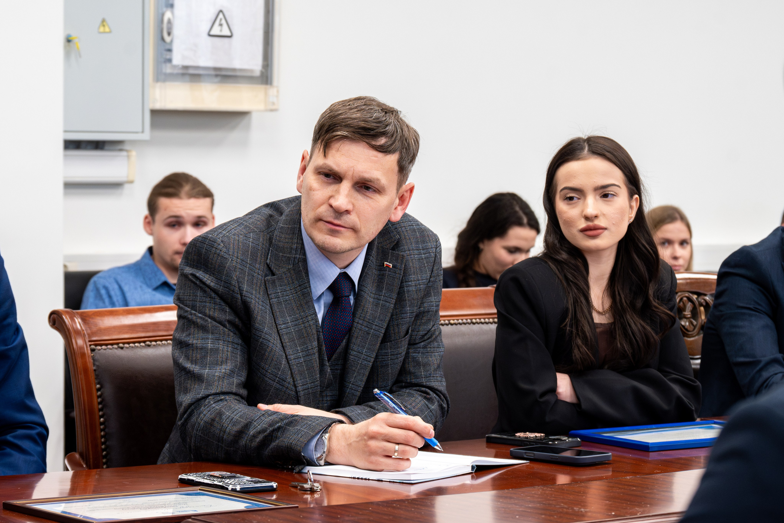 Встреча студентов и сотрудников ДВФУ с сенатором РФ Александром Роликом в День юриста. Репортажный и портретный фотограф во Владивостоке Денис Седов