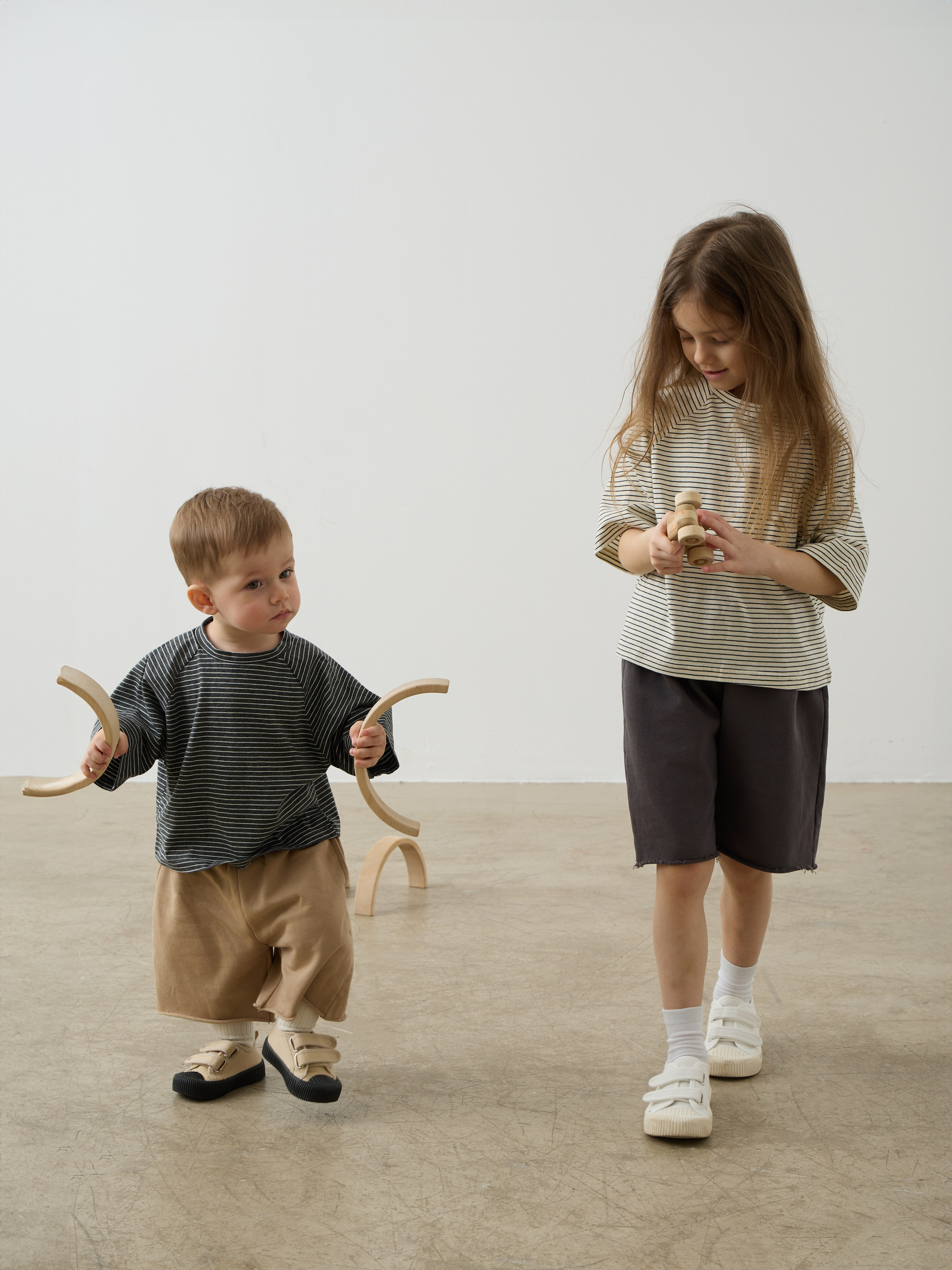 Фотограф Артём Галицкий. Специализируюсь на студийной съёмке одежды: каталоги, лукбуки, предметная съёмка. Опыт работы с fashion-брендами, маркетплейсами и коммерческими проектами. Грамотно выстраиваю свет, работаю быстро и точно под задачу. Также имею опыт работы гафером — отлично знаю световое оборудование и техническую сторону съёмочного процесса.