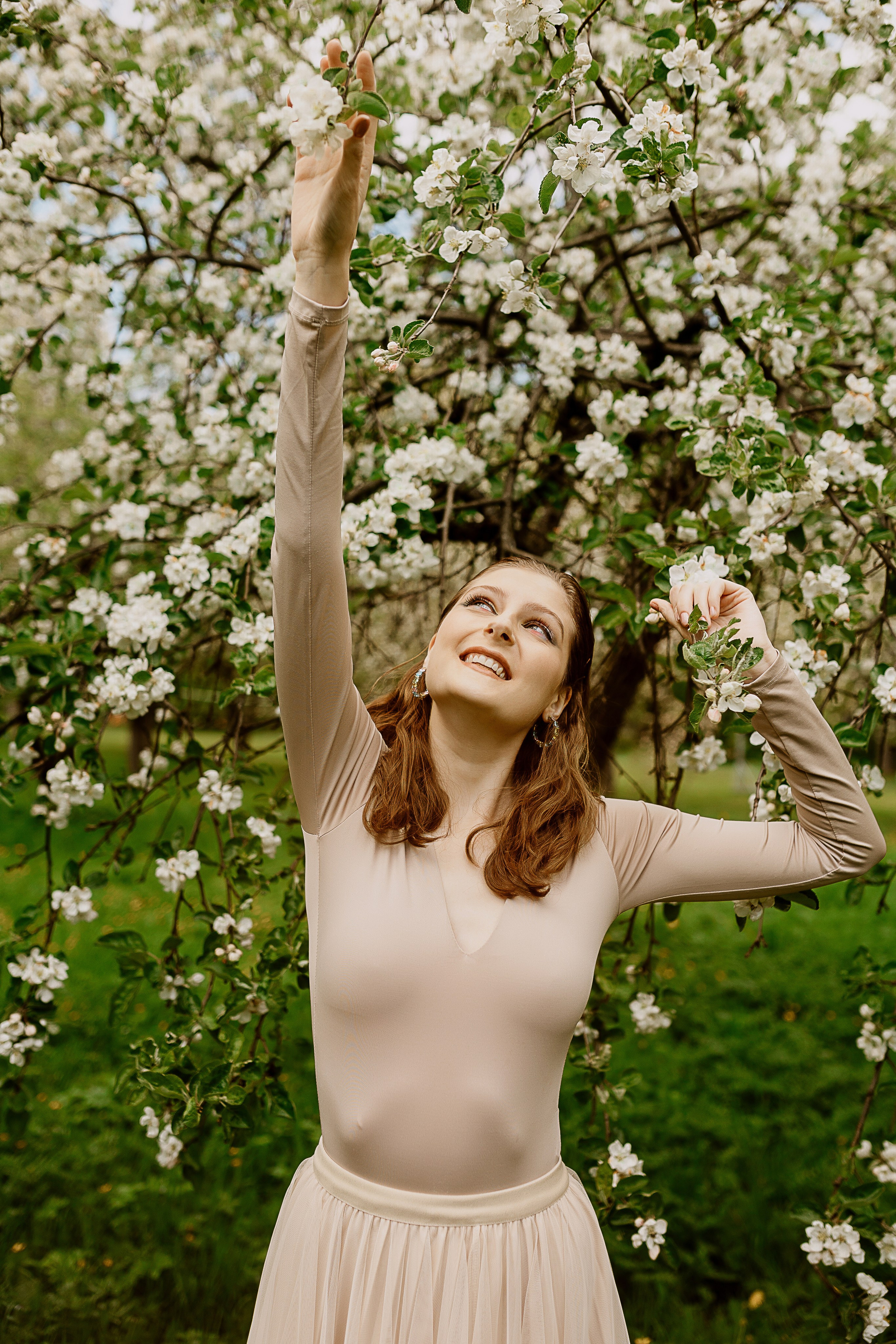 Женская фотосессия в цветущем саду. Семейный и женский фотограф в Москве Надежда Воробьева