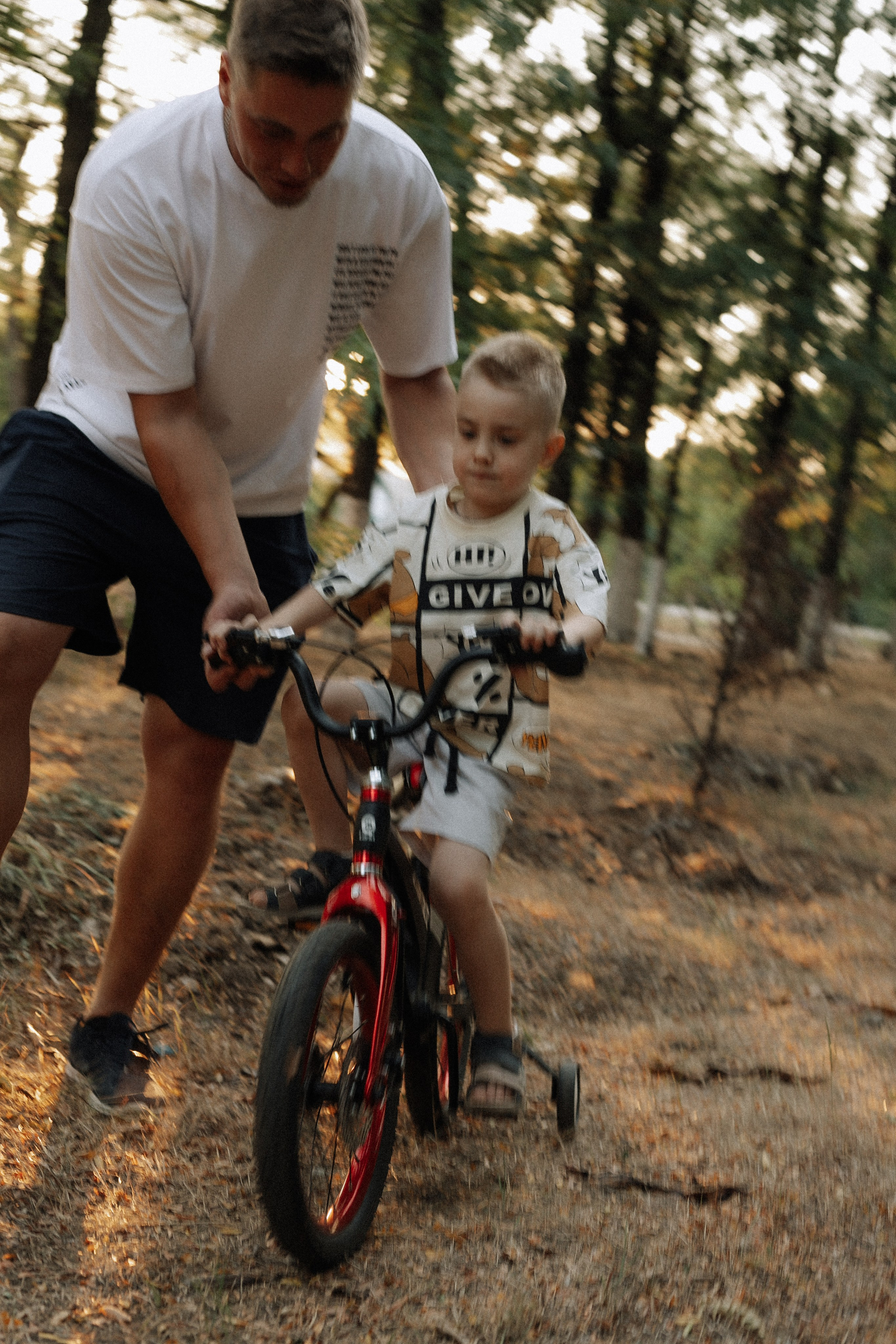 Папа учит сына кататься на велосипеде. Фотограф в Крыму | Виктория Нотевская