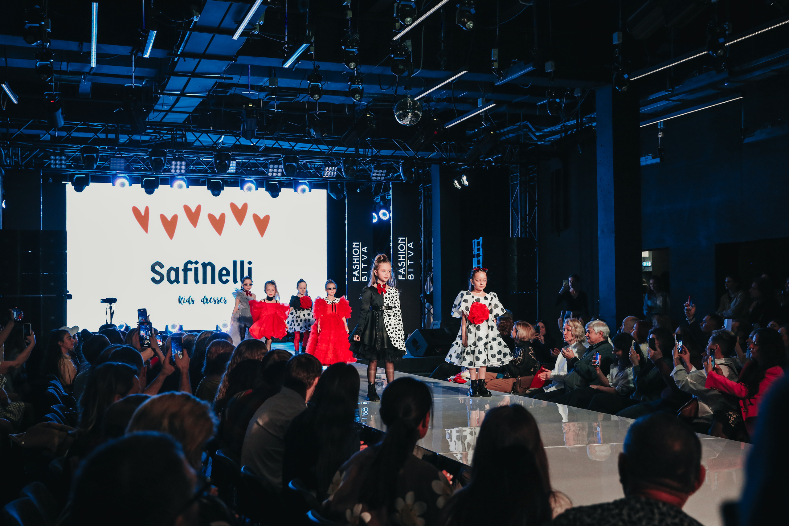 Показ ЯровитХолл. Фотограф и видеограф Анна Домашенко