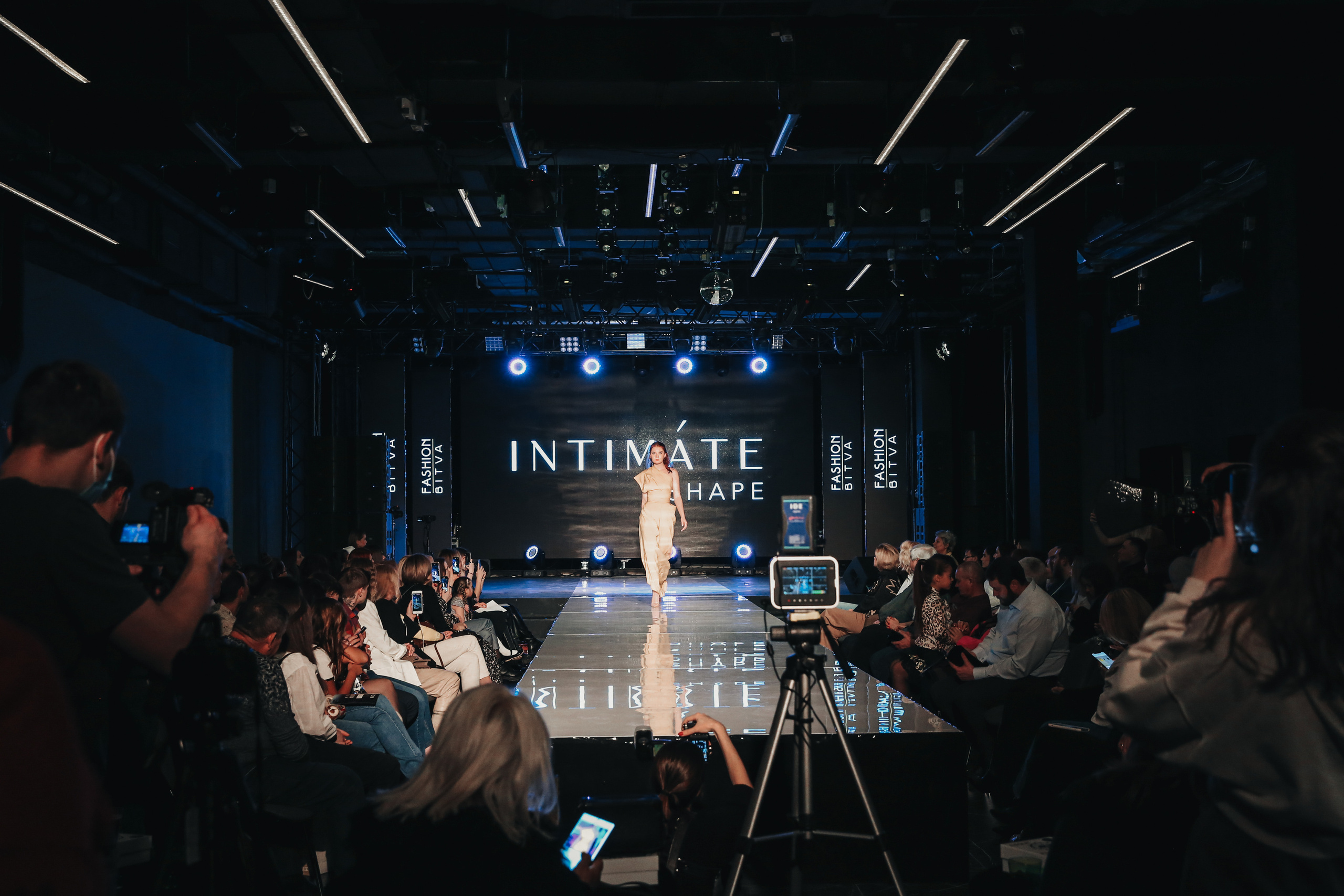 Показ ЯровитХолл. Фотограф и видеограф Анна Домашенко