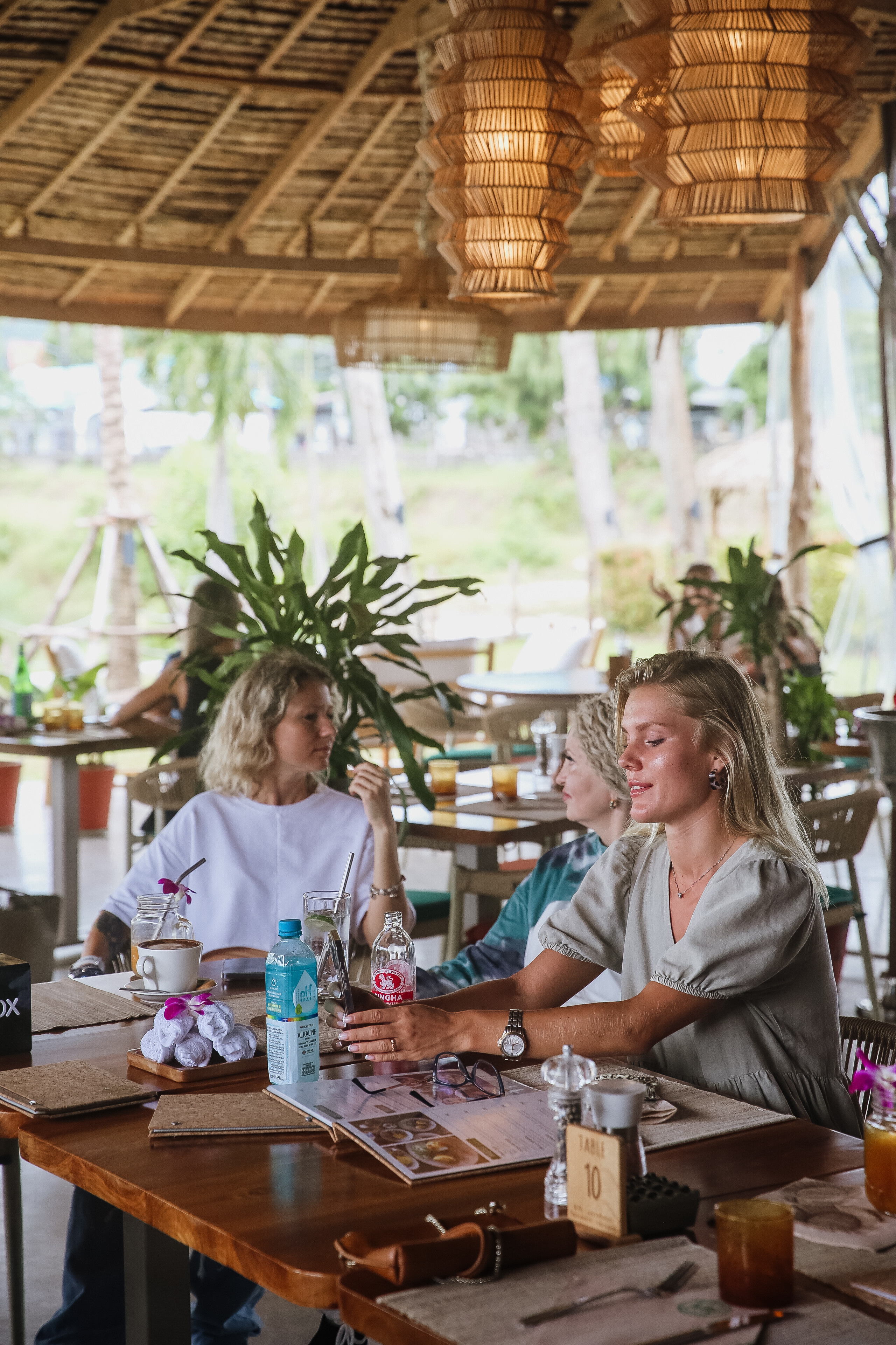 Завтрак женского клуба на Бангтао 3.08.23. Фотограф и видеограф Анна Домашенко