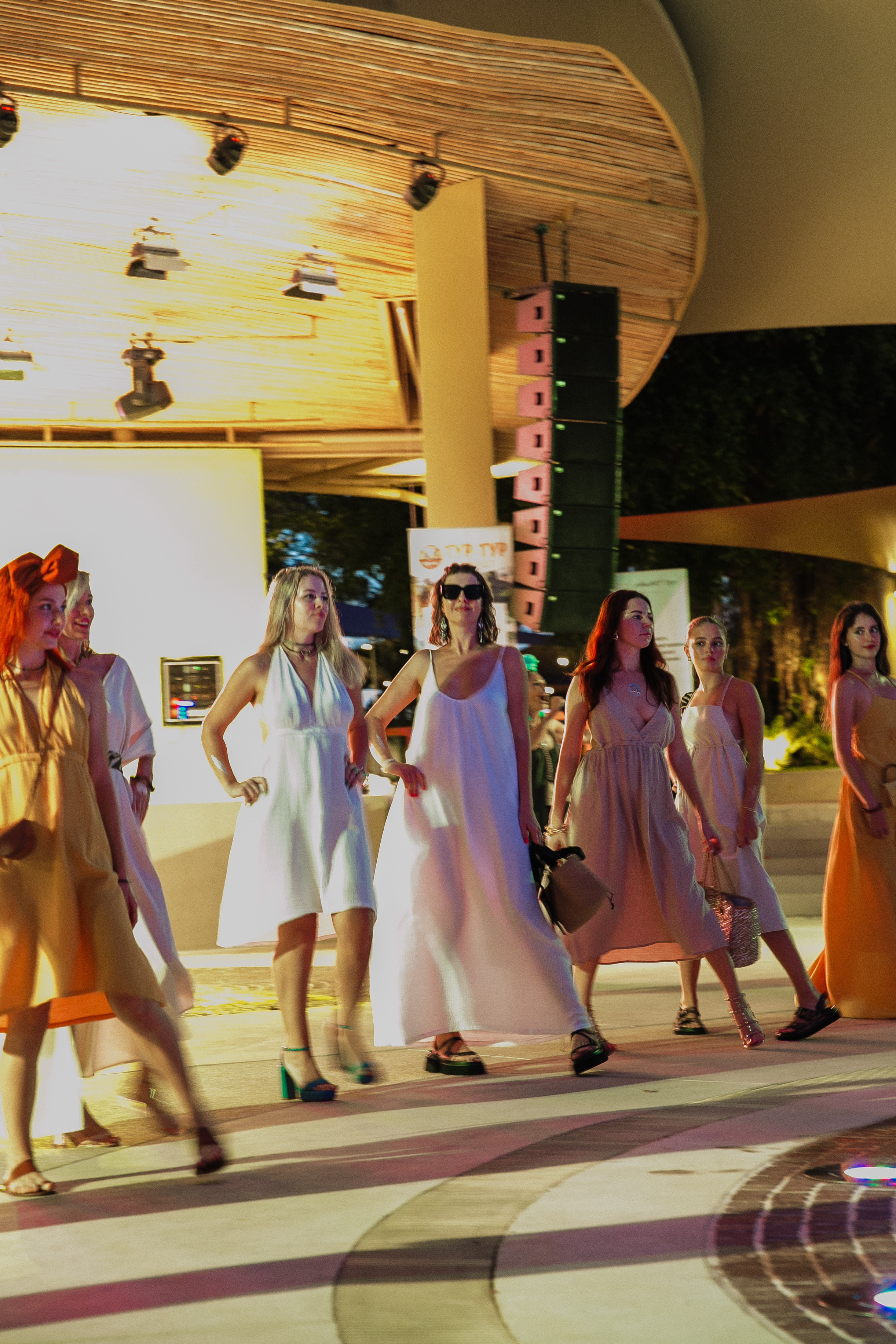 Показ AMORE Бангтао 30.09.23. Фотограф и видеограф Анна Домашенко