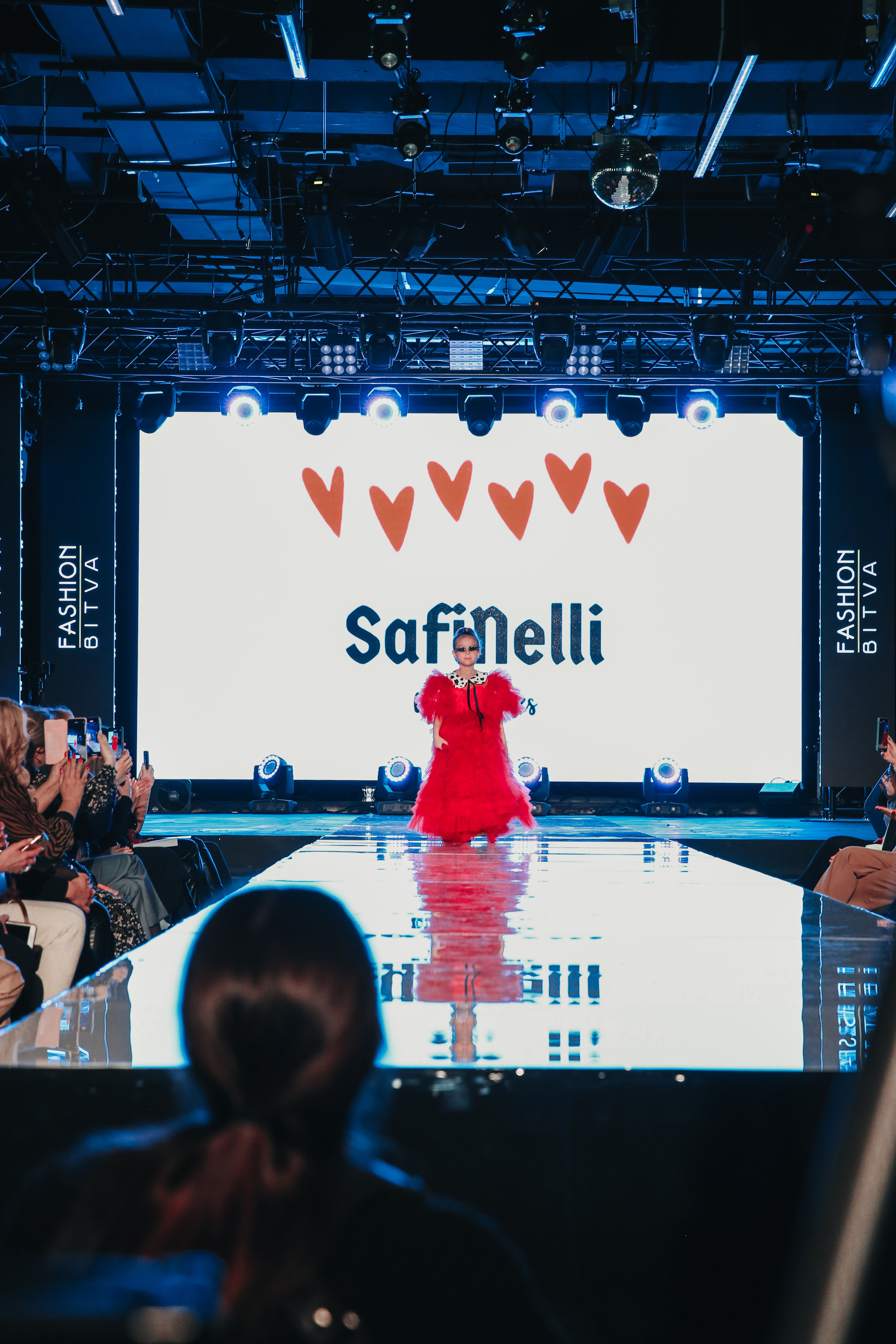 Показ ЯровитХолл. Фотограф и видеограф Анна Домашенко