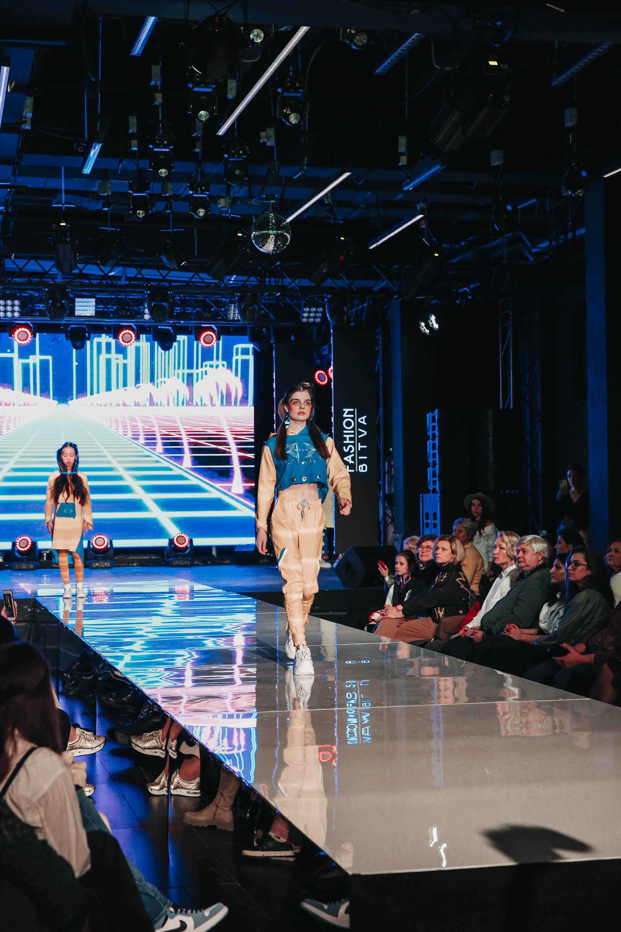 Показ ЯровитХолл. Фотограф и видеограф Анна Домашенко