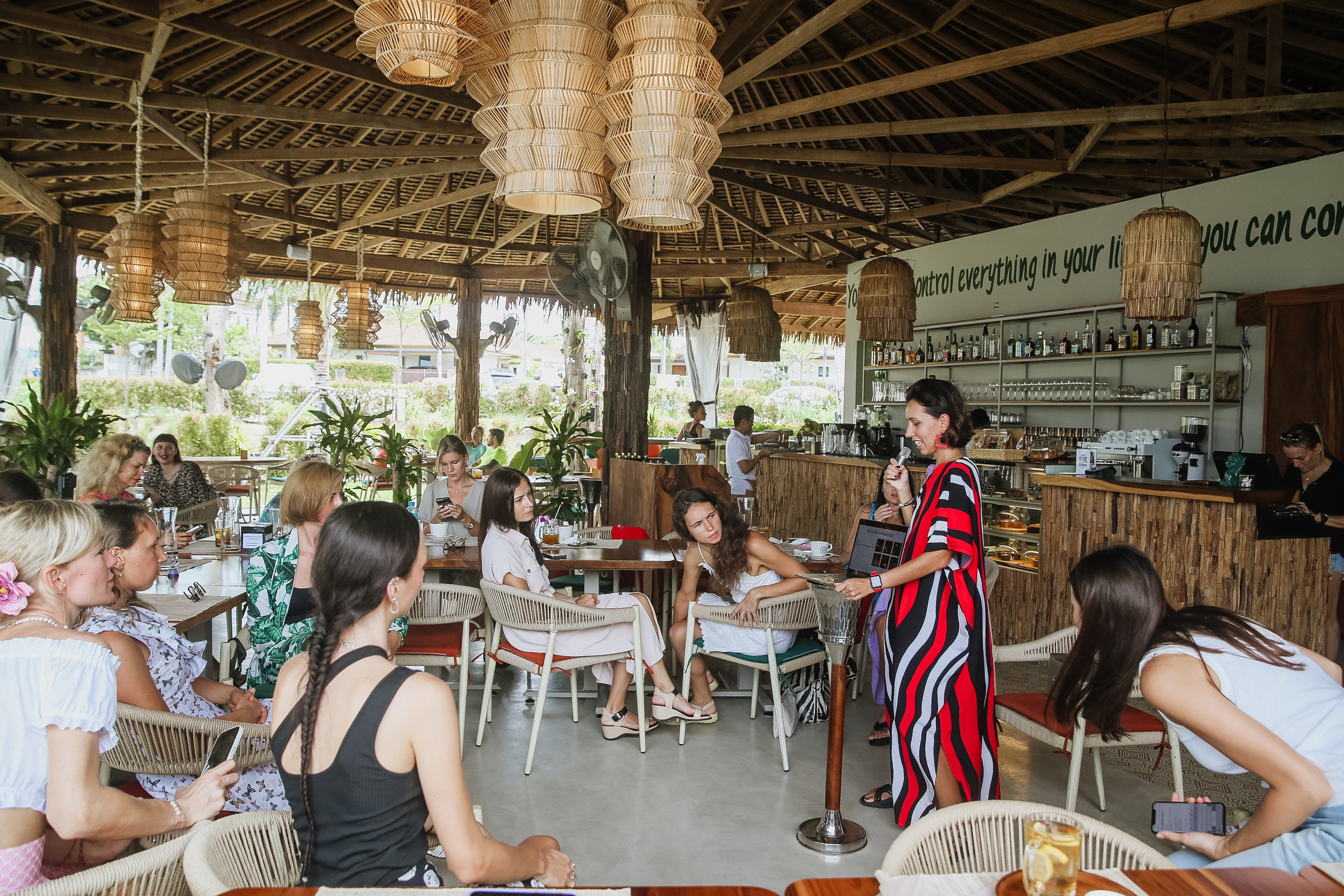 Завтрак женского клуба на Бангтао 3.08.23. Фотограф и видеограф Анна Домашенко