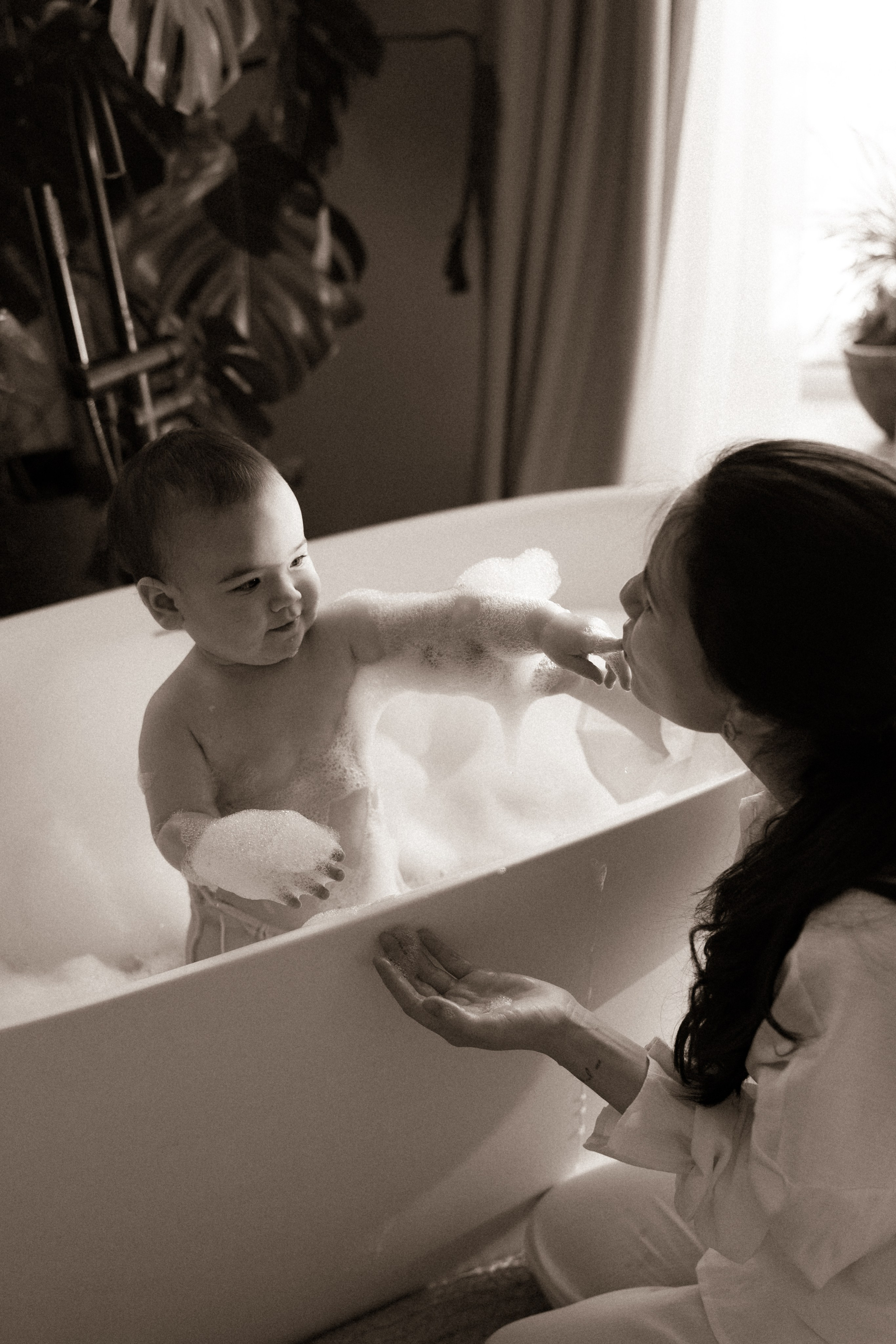 Мама с дочкой, банные процедуры. Семейный фотограф в Казани