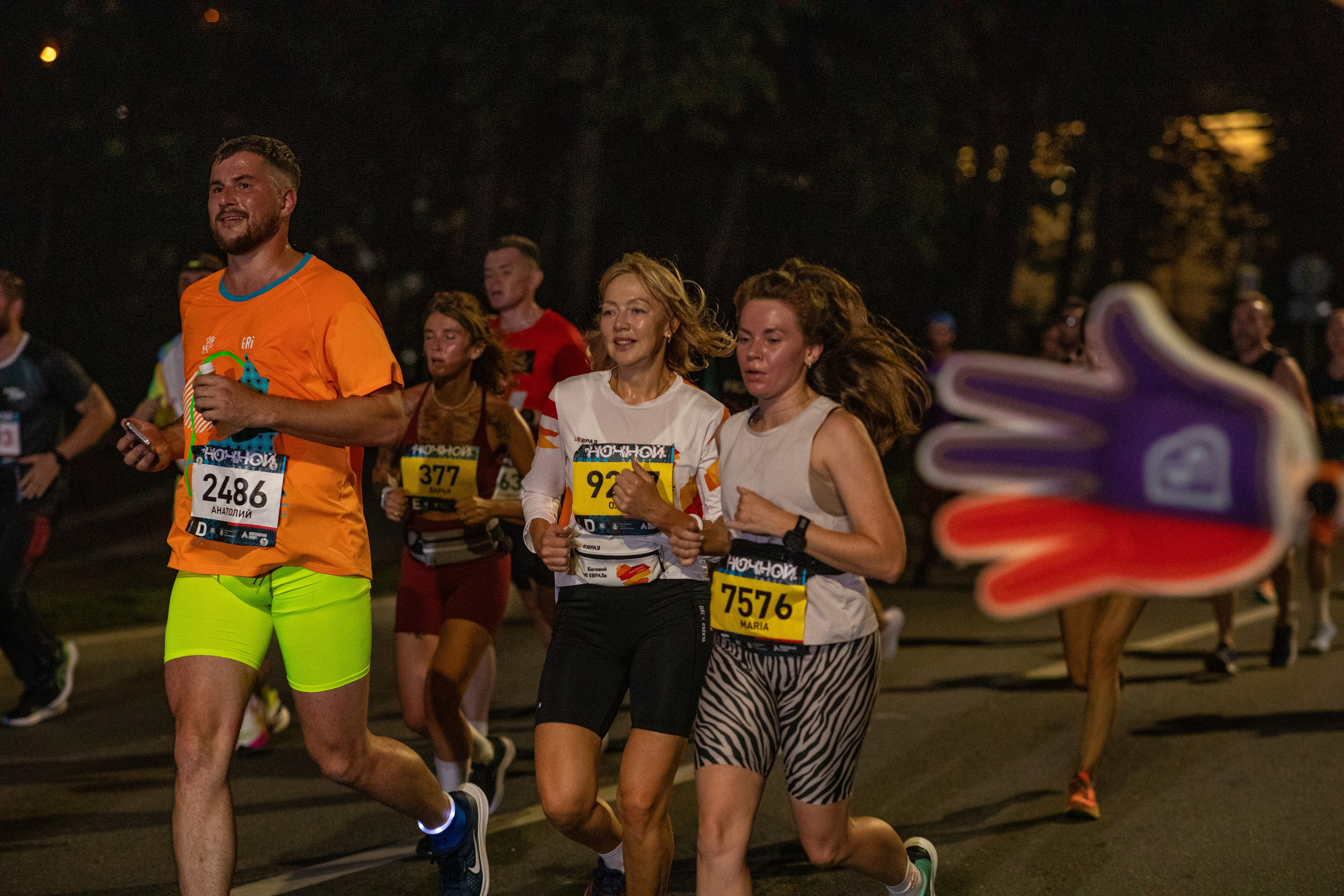 Ночной забег в ленте фотографий бегунов 03.08.24. Фотограф Сергей Ловкий
