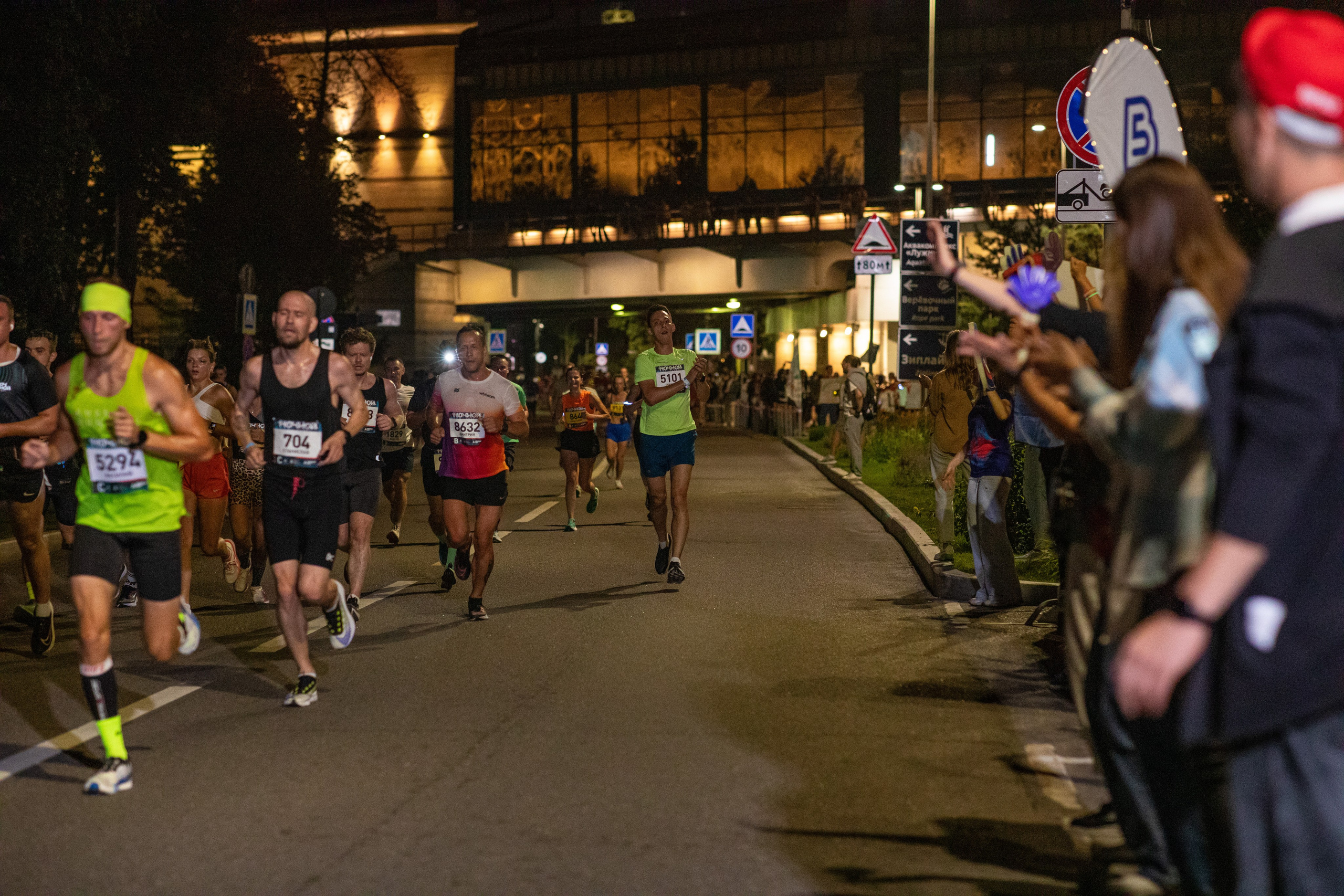 Ночной забег в ленте фотографий бегунов 03.08.24. Фотограф Сергей Ловкий