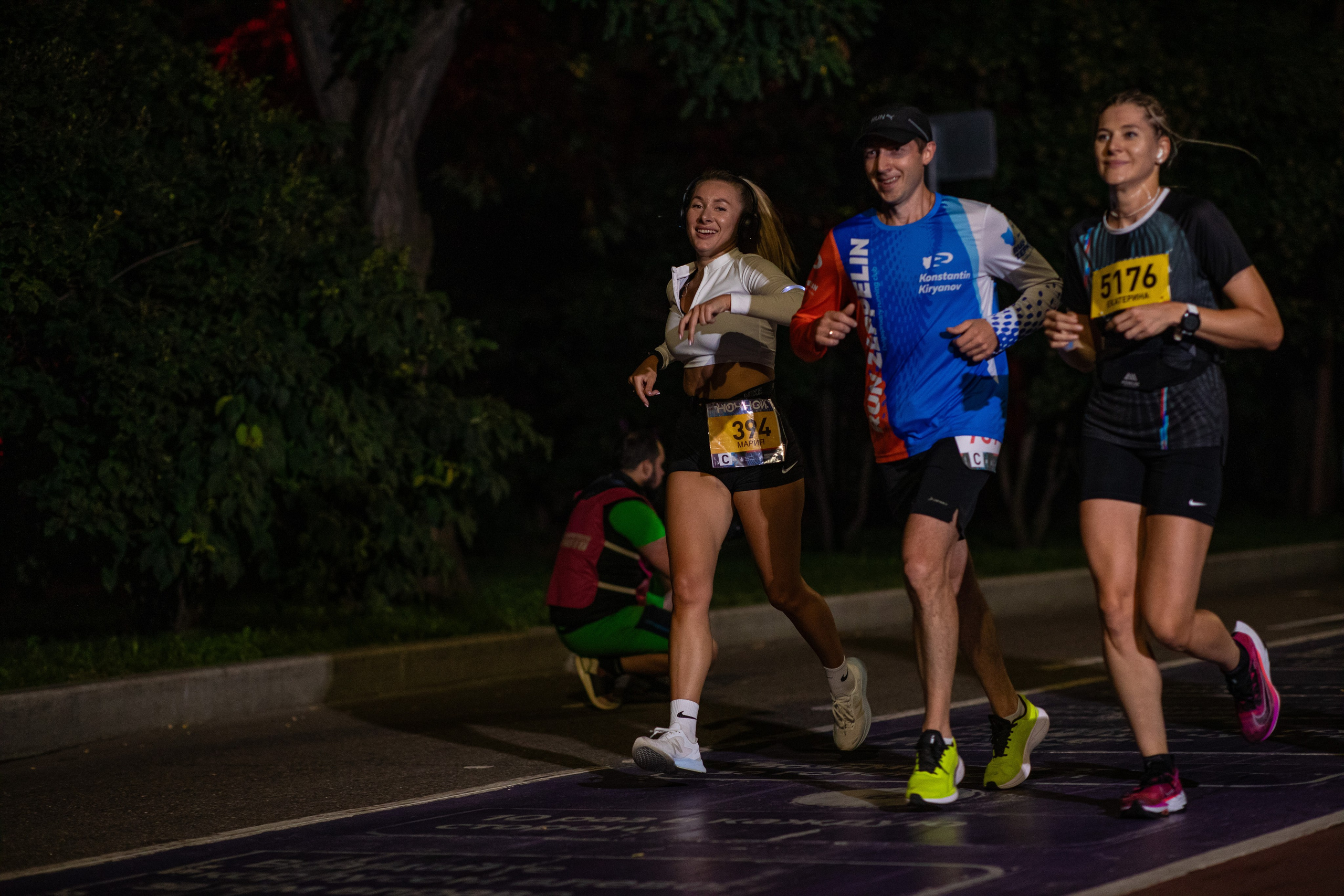 Ночной забег в ленте фотографий бегунов 03.08.24. Фотограф Сергей Ловкий