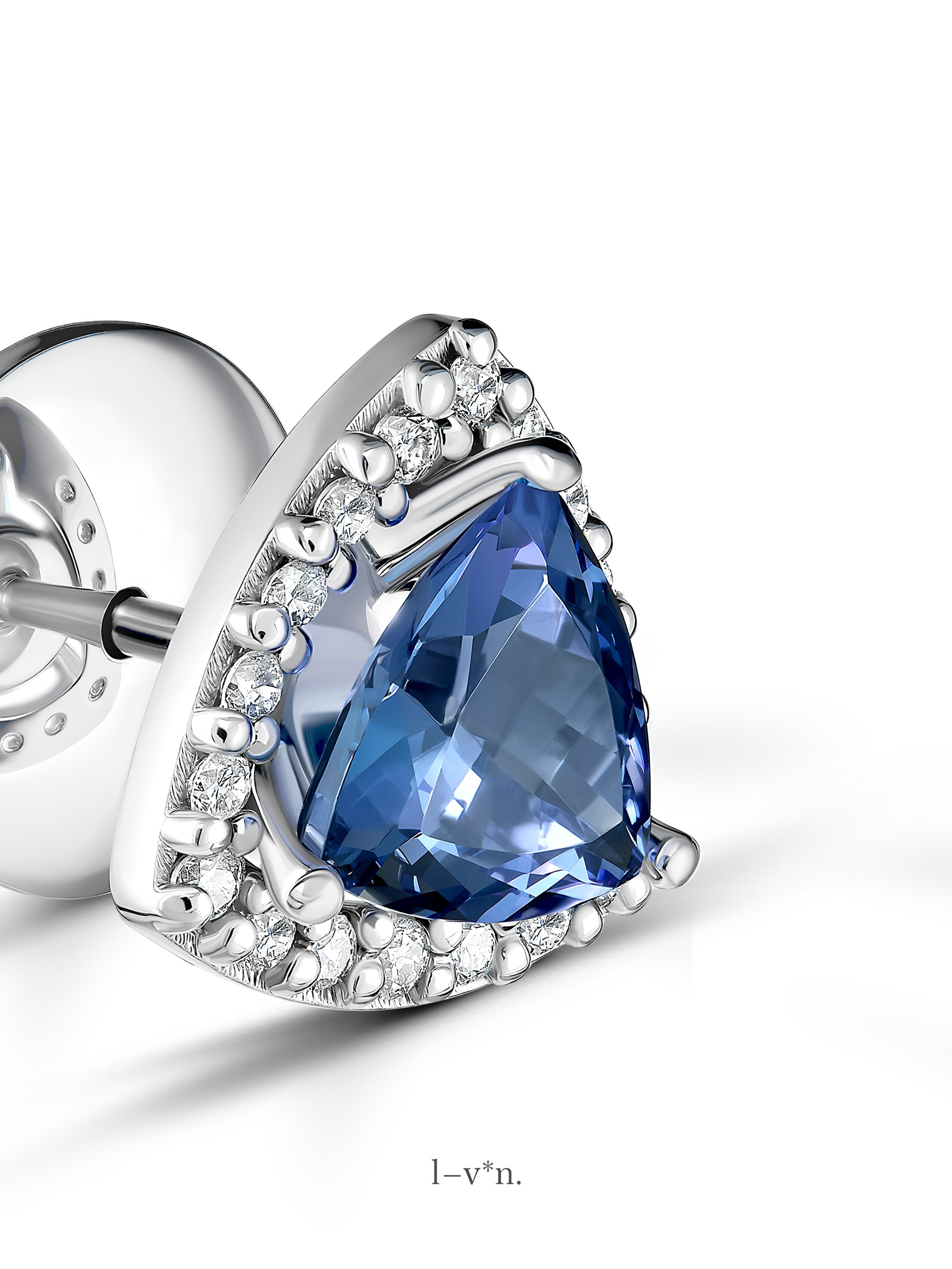 Фотосъёмка серёг из белого золота с камнями. Предметная ювелирная съёмка для каталога и Instagram, подчёркивающая блеск и текстуру металла.