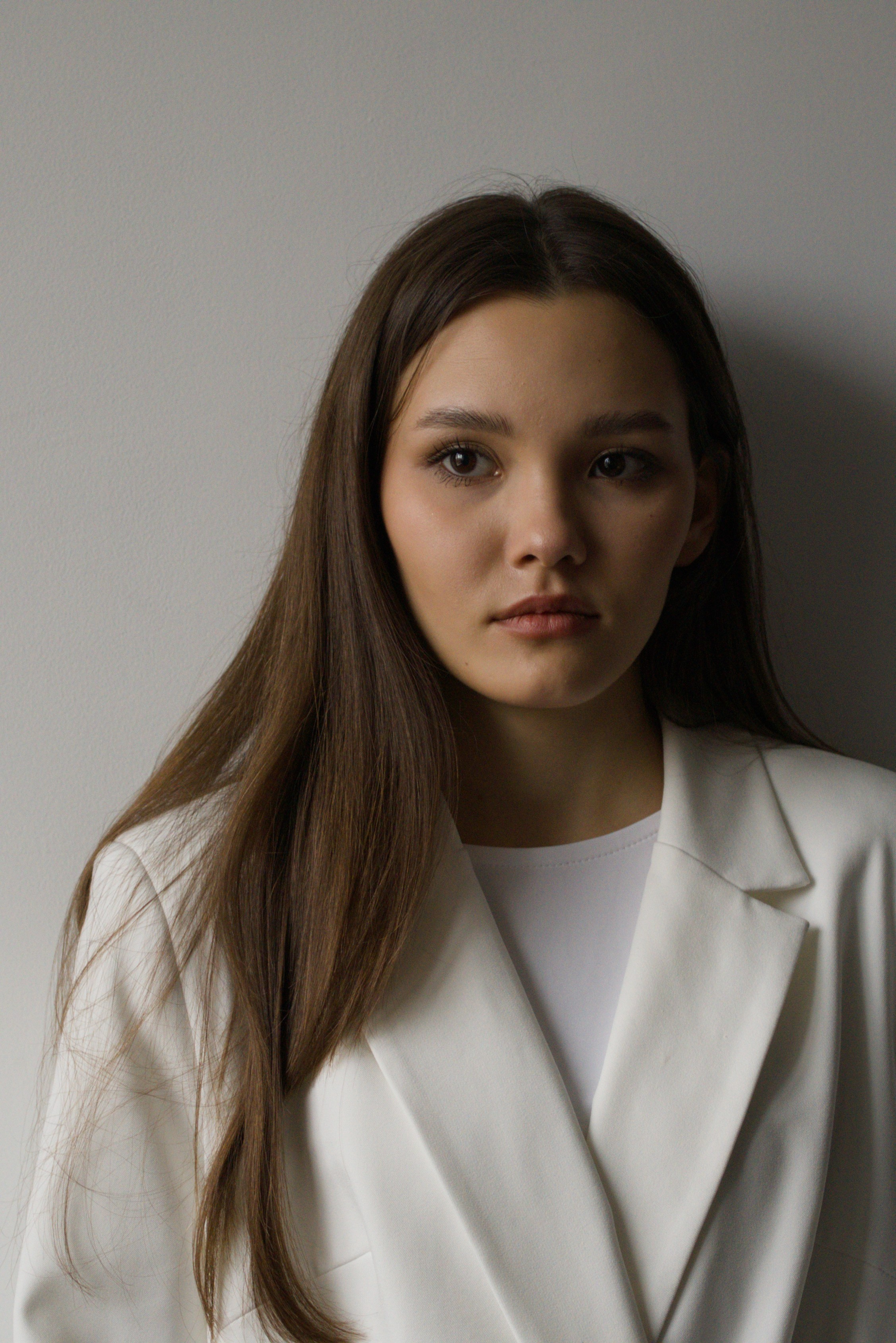 У окна в белом на белом. Мир глазами Саши Д