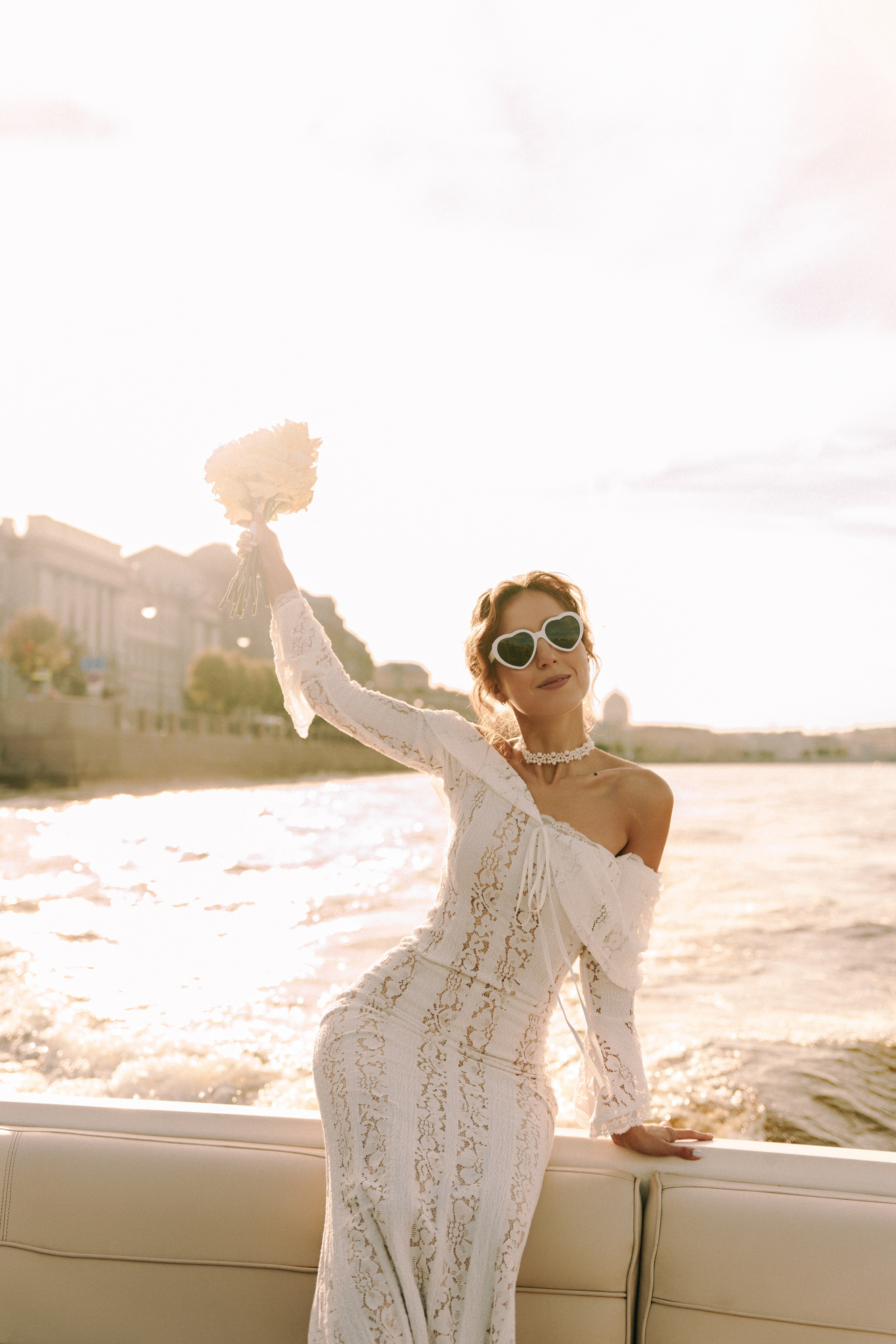 Свадебная фотосессия на катере. Свадебная фотосессия в Санкт-Петербурге.